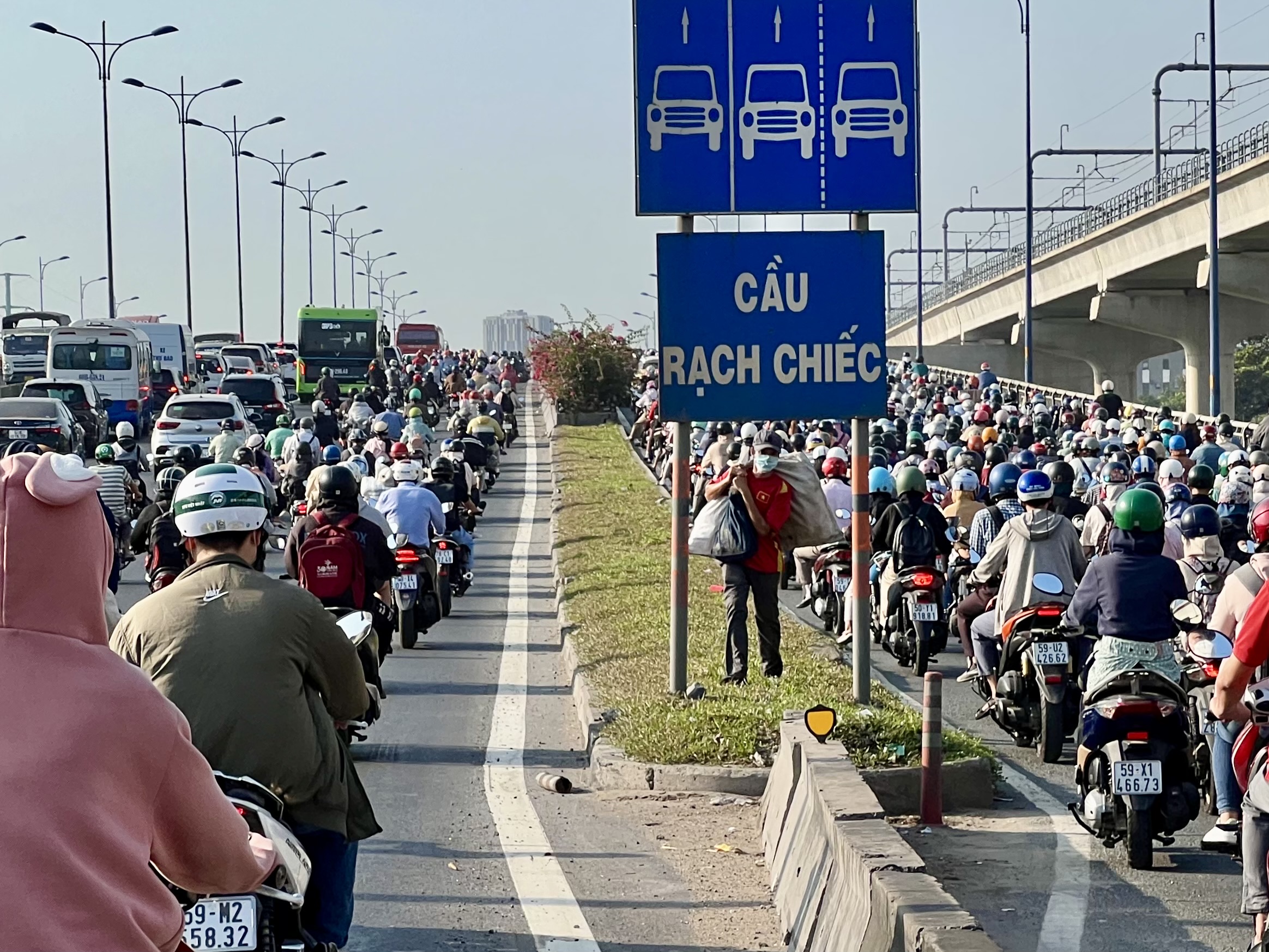 "Vỡ trận" giao th&ocirc;ng qua cầu Rạch Chiếc- Ảnh 3.