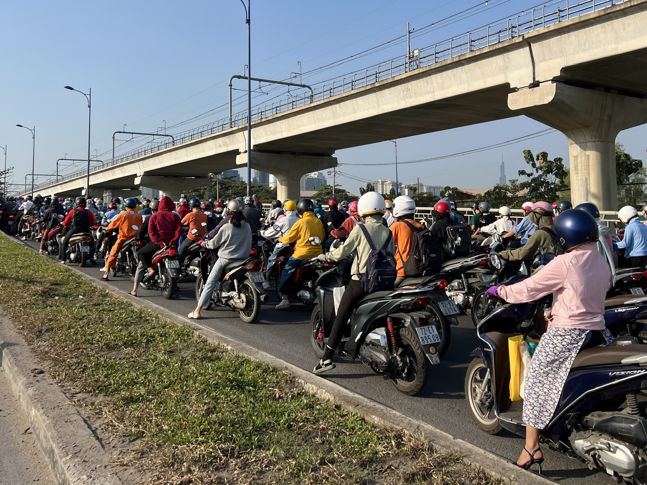 "Vỡ trận" giao th&ocirc;ng qua cầu Rạch Chiếc- Ảnh 2.