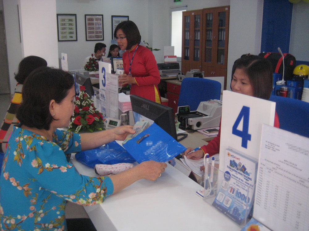 Luật C&aacute;c Tổ chức t&iacute;n dụng (sửa đổi) quy định ng&acirc;n h&agrave;ng kh&ocirc;ng được b&aacute;n bảo hiểm kh&ocirc;ng bắt buộc Ảnh: THY THƠ