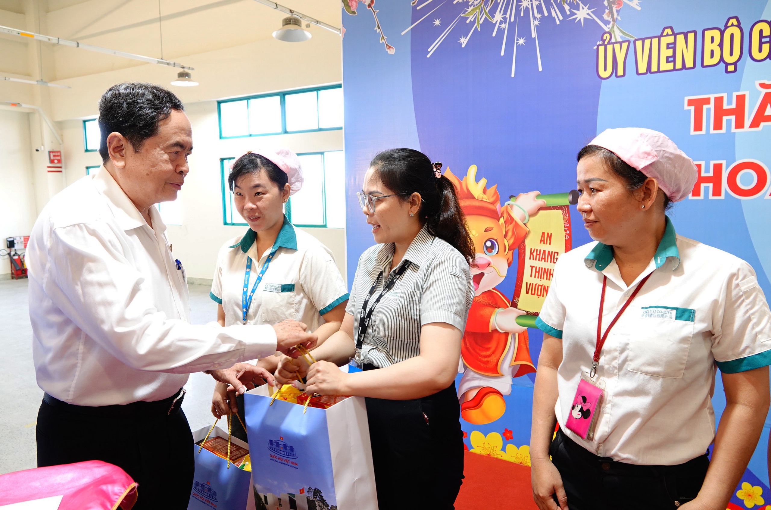 Hậu Giang: Tặng qu&agrave; Tết cho c&ocirc;ng nh&acirc;n, người lao động- Ảnh 2.