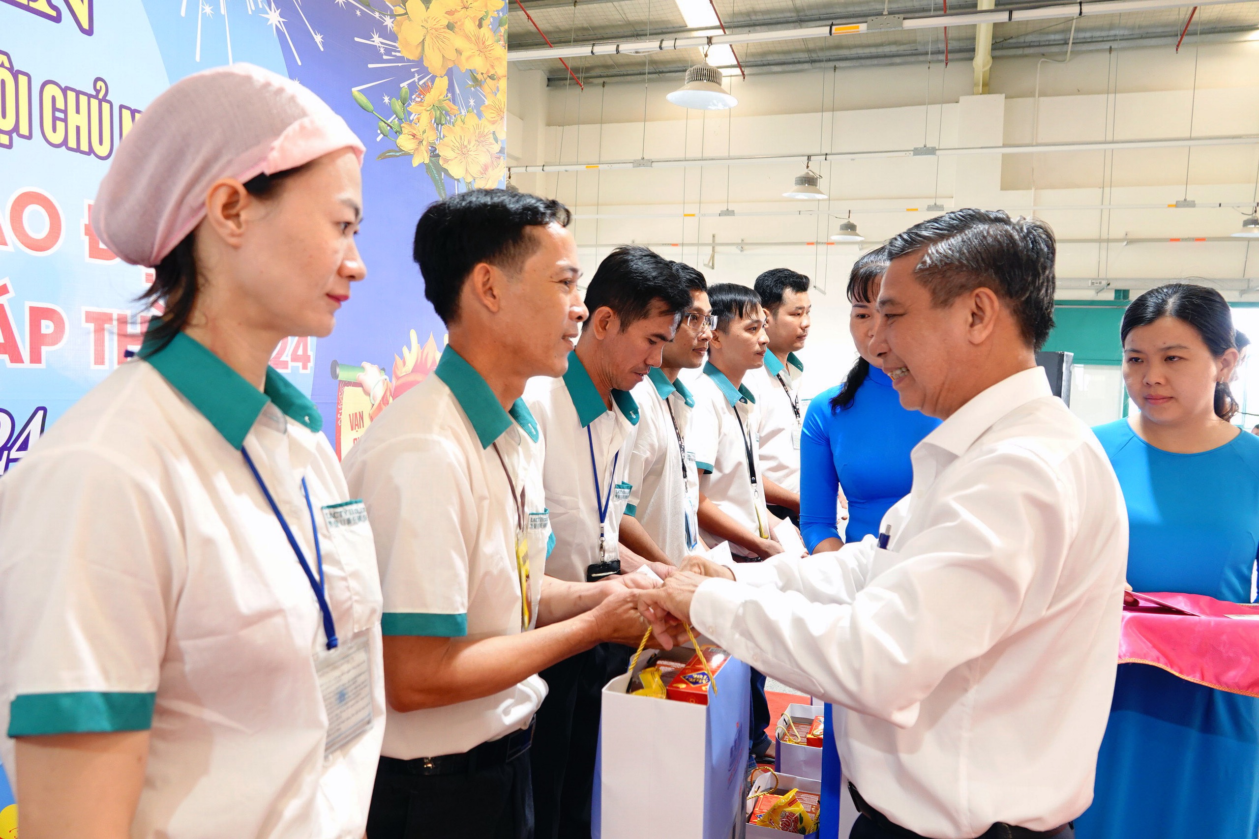 Hậu Giang: Tặng qu&agrave; Tết cho c&ocirc;ng nh&acirc;n, người lao động- Ảnh 3.