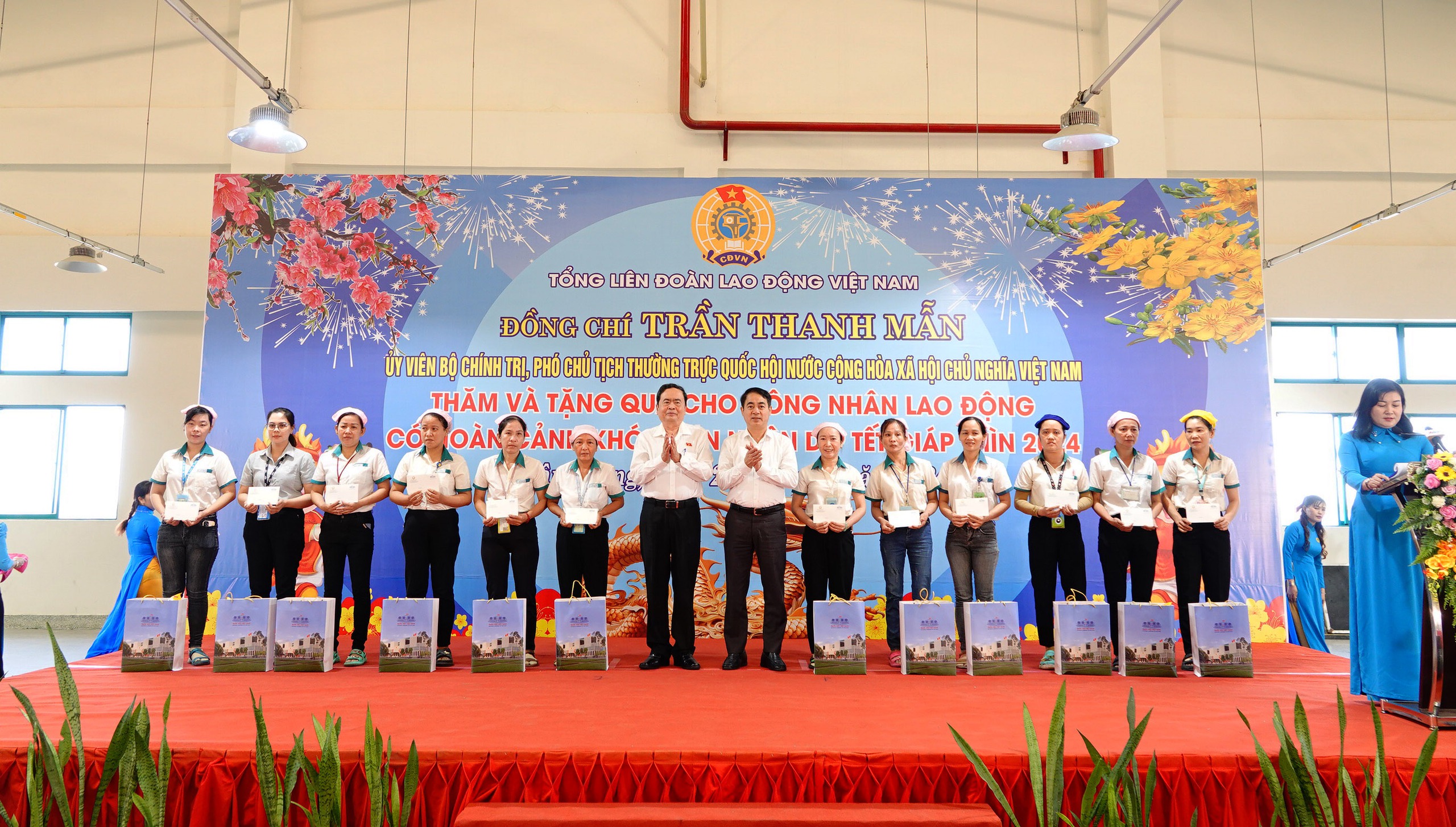 Hậu Giang: Tặng qu&agrave; Tết cho c&ocirc;ng nh&acirc;n, người lao động- Ảnh 4.