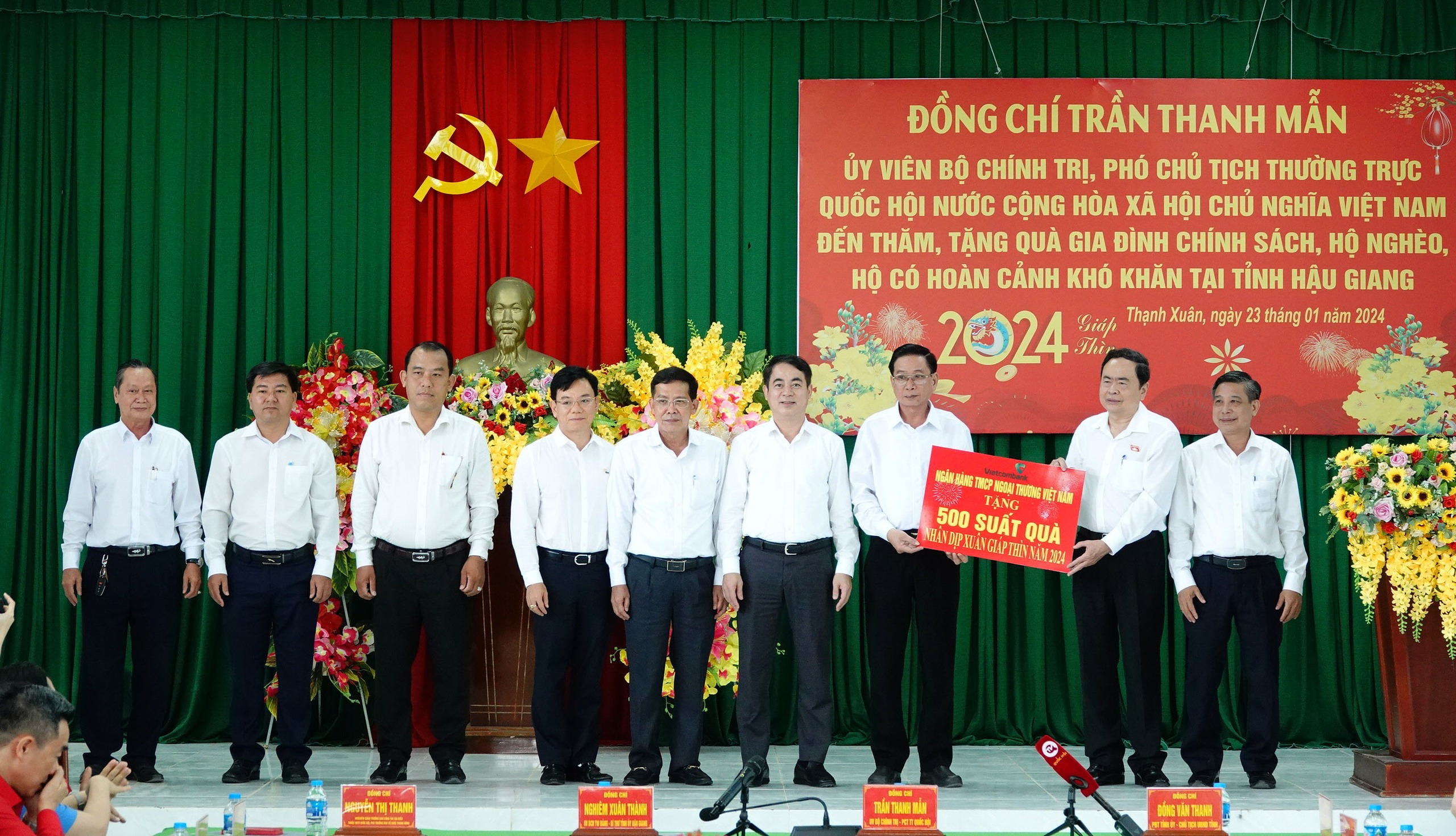 Hậu Giang: Tặng qu&agrave; Tết cho c&ocirc;ng nh&acirc;n, người lao động- Ảnh 6.