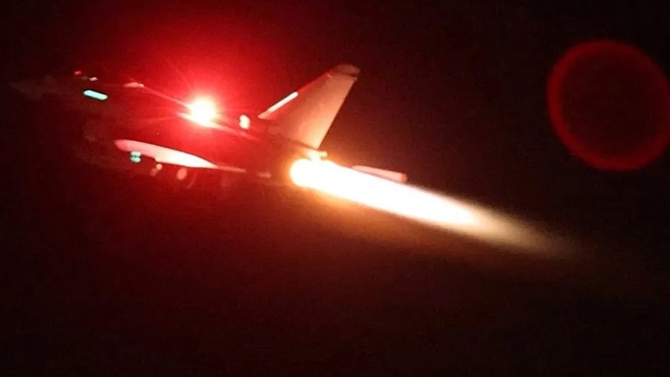 Bức ảnh cho thấy một chiếc Typhoon của RAF tham gia đợt kh&ocirc;ng k&iacute;ch đầu ti&ecirc;n giữa Mỹ v&agrave; Anh v&agrave;o ng&agrave;y 11-1. Ảnh: Bộ Quốc ph&ograve;ng Anh