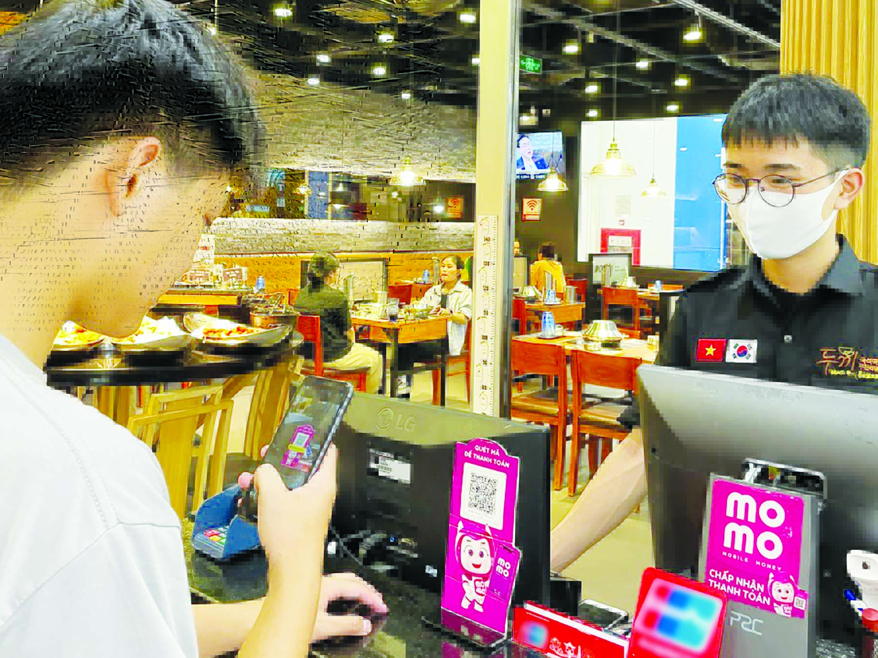 Kh&ocirc;ng chỉ c&aacute;c bạn trẻ, mở MoMo qu&eacute;t QR thanh to&aacute;n trở th&agrave;nh th&oacute;i quen ti&ecirc;u d&ugrave;ng h&agrave;ng ng&agrave;y của người Việt