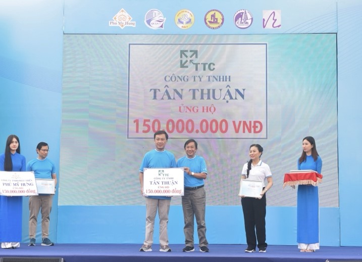 H&agrave;nh tr&igrave;nh &ldquo;Bước ch&acirc;n chia sẻ&rdquo; hỗ trợ b&agrave; con ngh&egrave;o đ&oacute;n Tết- Ảnh 6.