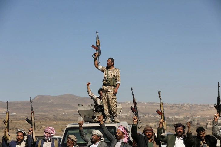 Th&agrave;nh vi&ecirc;n lực lượng Houthi giương vũ kh&iacute; trong một buổi tập hợp gần khu vực Sanaa của Yemen. Ảnh: Reuters