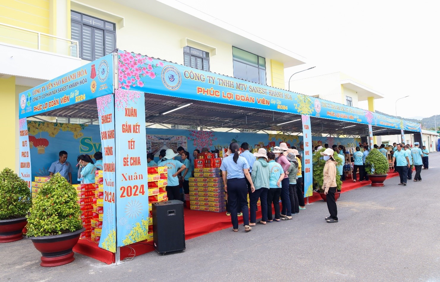Sanest Khánh Hòa mở gian hàng không lợi nhuận Tết Giáp Thìn 2024- Ảnh 2.