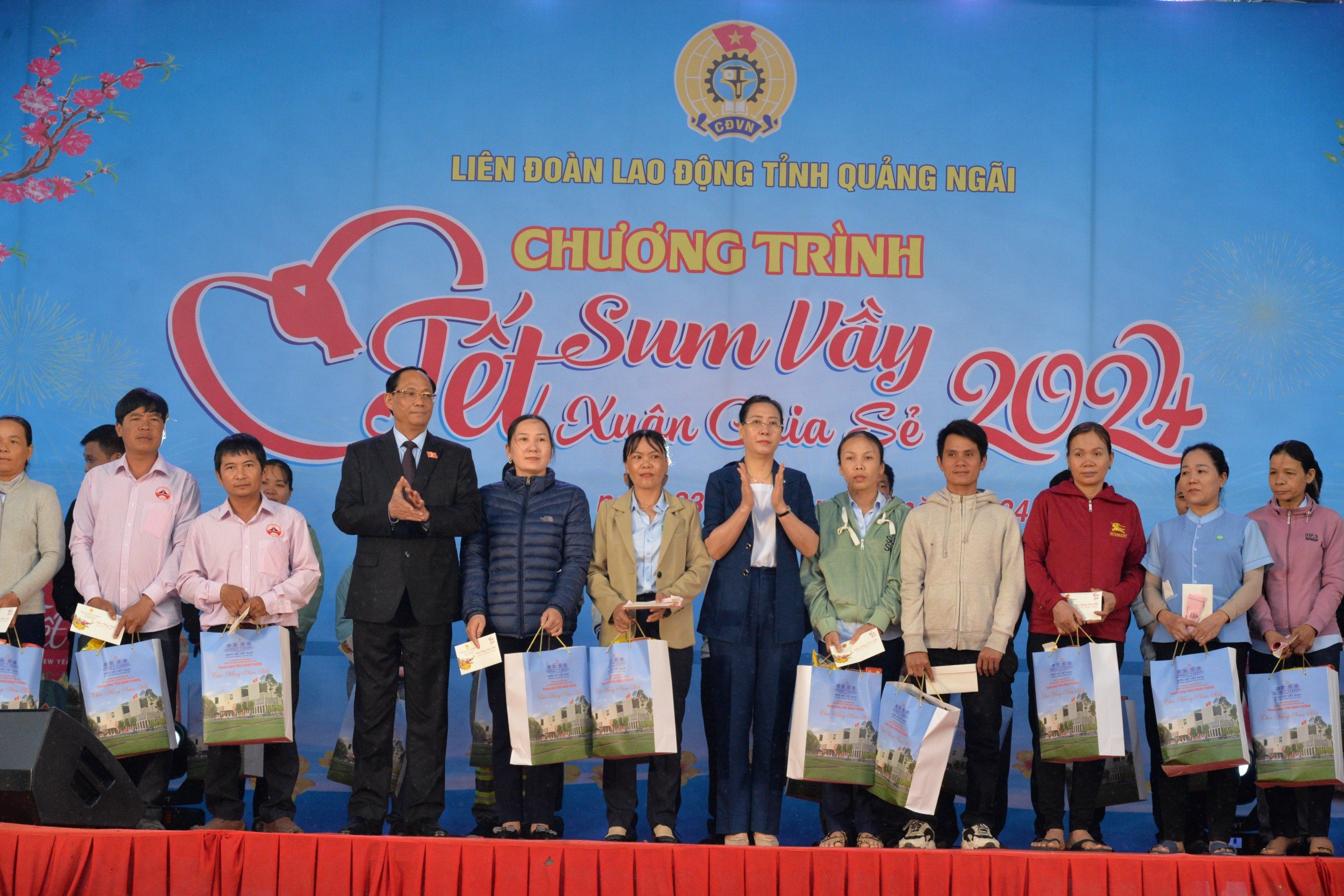 Ph&oacute; Chủ tịch Quốc hội Trần Quang Phương dự 'Tết sum vầy - Xu&acirc;n chia sẻ' tại Quảng Ng&atilde;i- Ảnh 1.