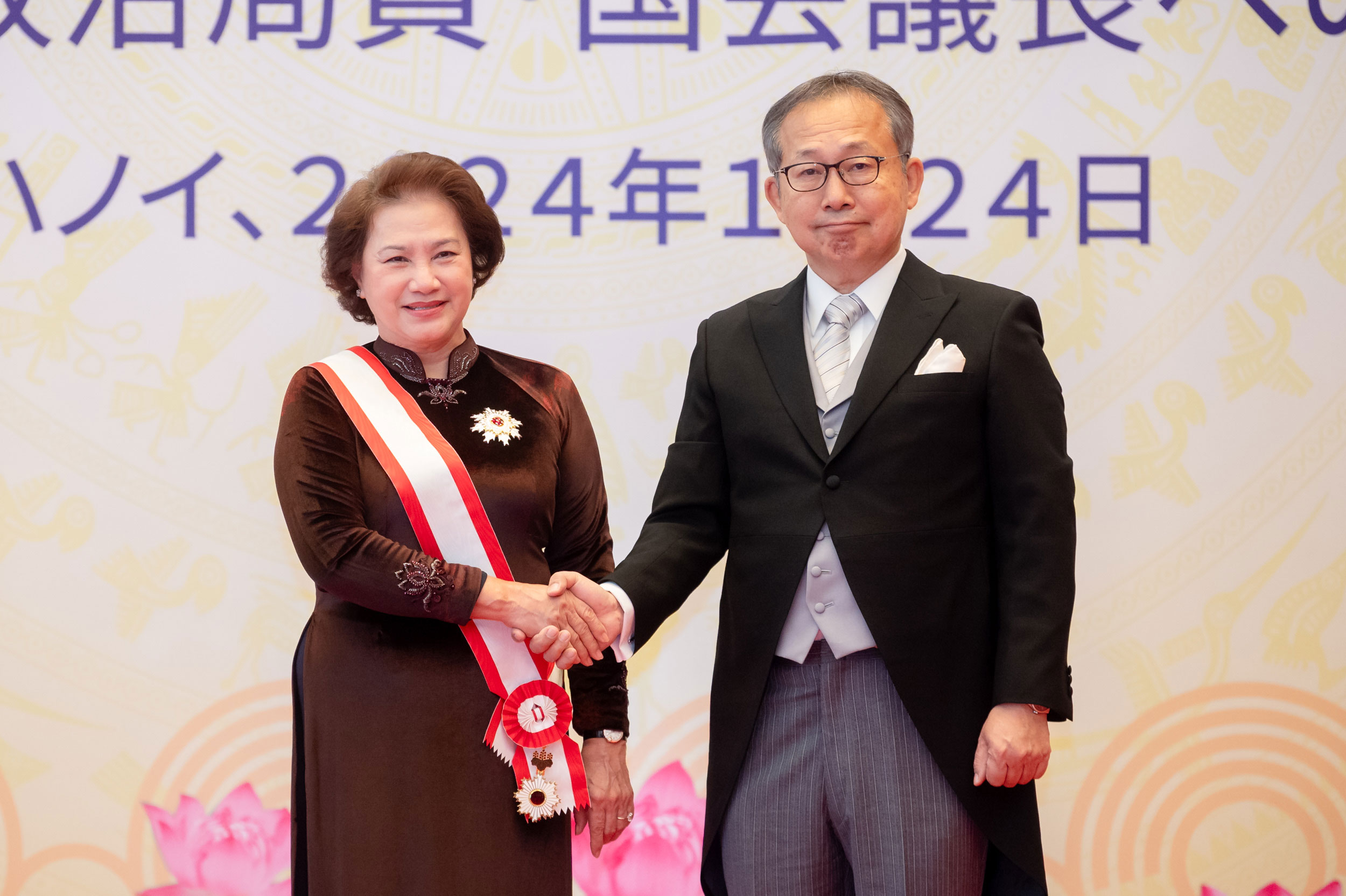 Thay mặt Nh&agrave; vua v&agrave; ch&iacute;nh phủ Nhật Bản, Đại sứ Nhật Bản tại Việt Nam Yamada Takio trao Hu&acirc;n chương Mặt Trời mọc hạng nhất Đại thập tự tặng nguy&ecirc;n Chủ tịch Quốc hội Nguyễn Thị Kim Ng&acirc;n Ảnh: QUOCHOI.VN