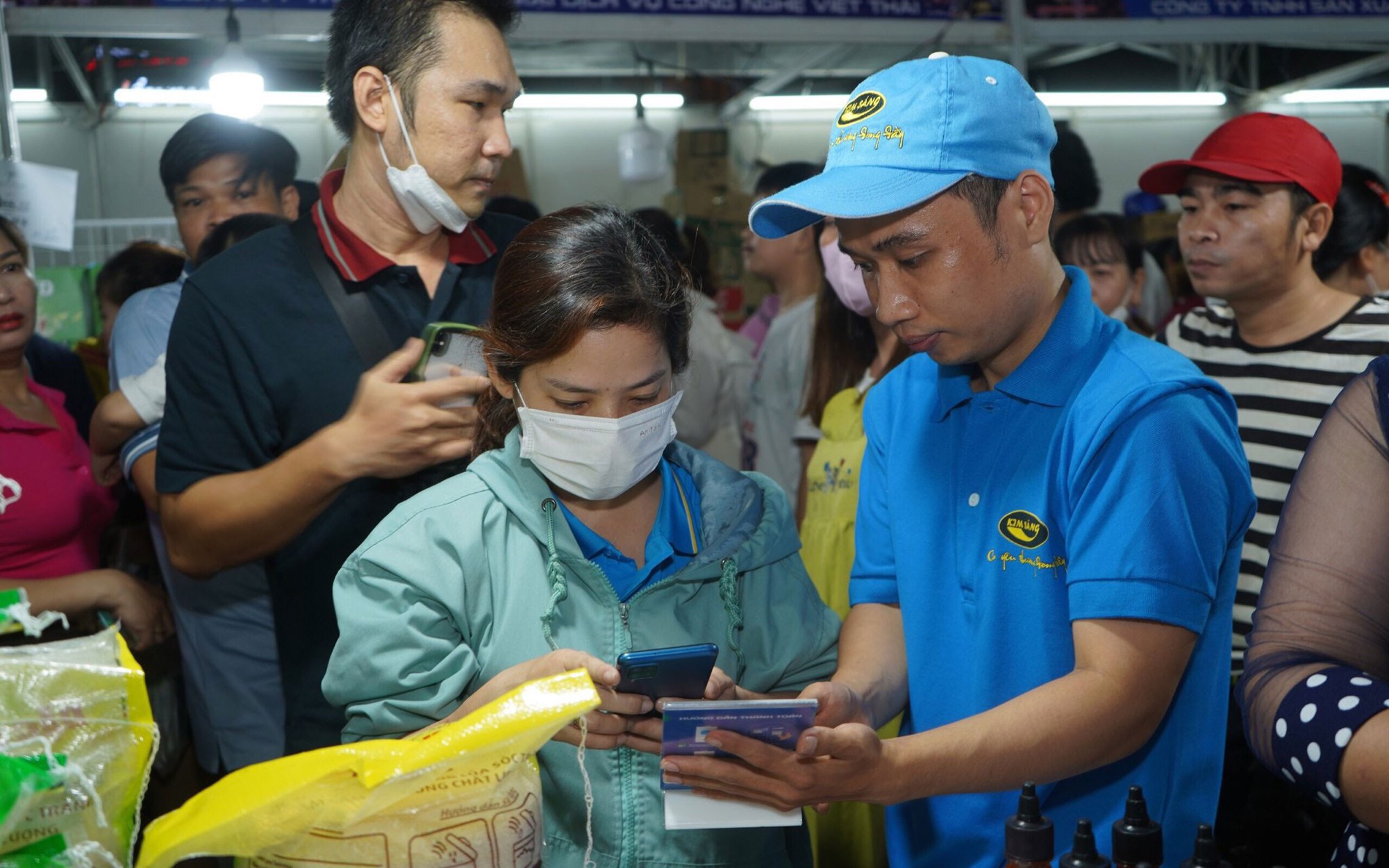 Những phiên chợ Tết không dùng tiền mặt