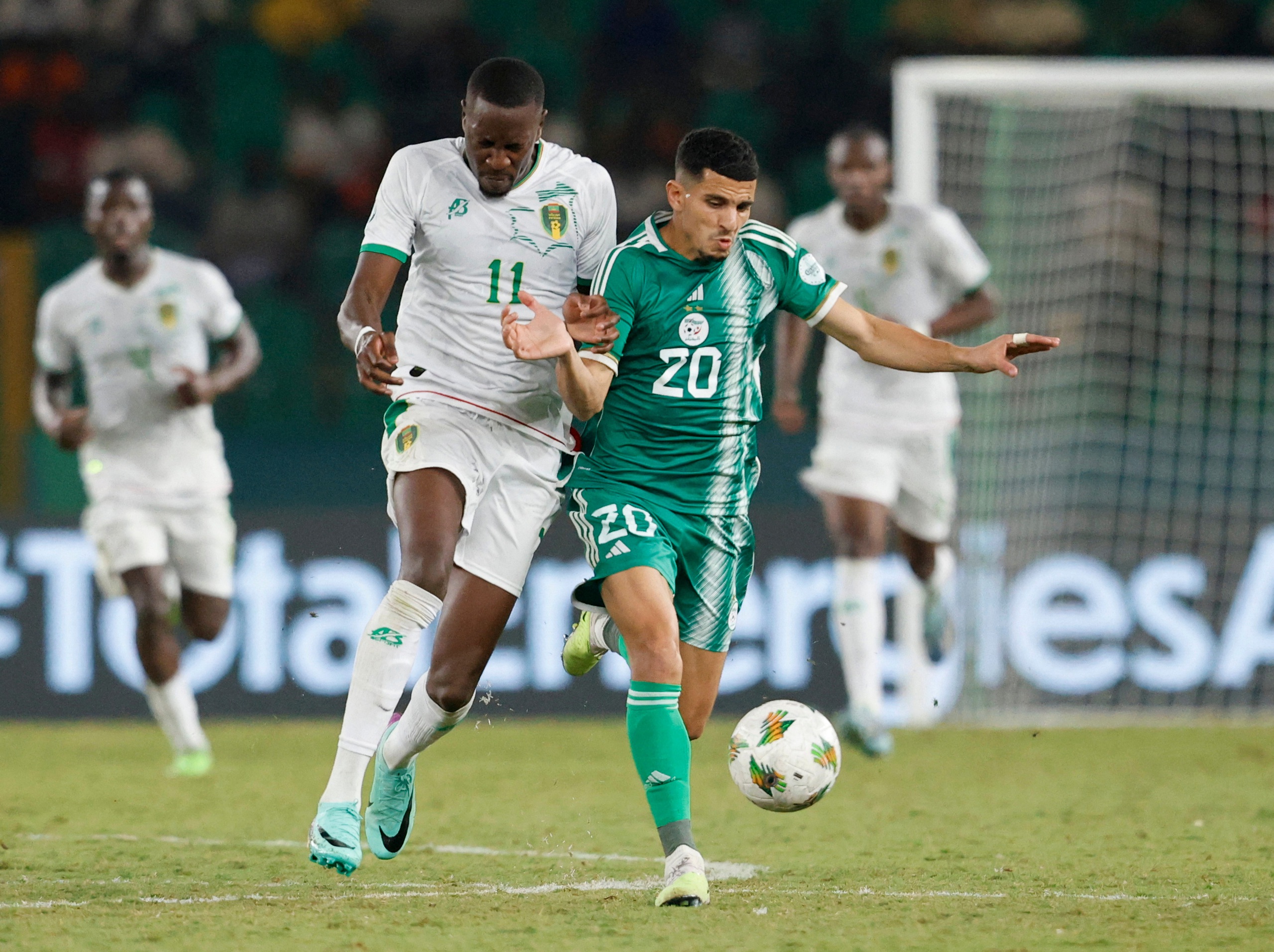 Cựu v&ocirc; địch Algeria bị loại sốc, Cameroon l&aacute;ch qua v&ograve;ng bảng AFCON- Ảnh 6.