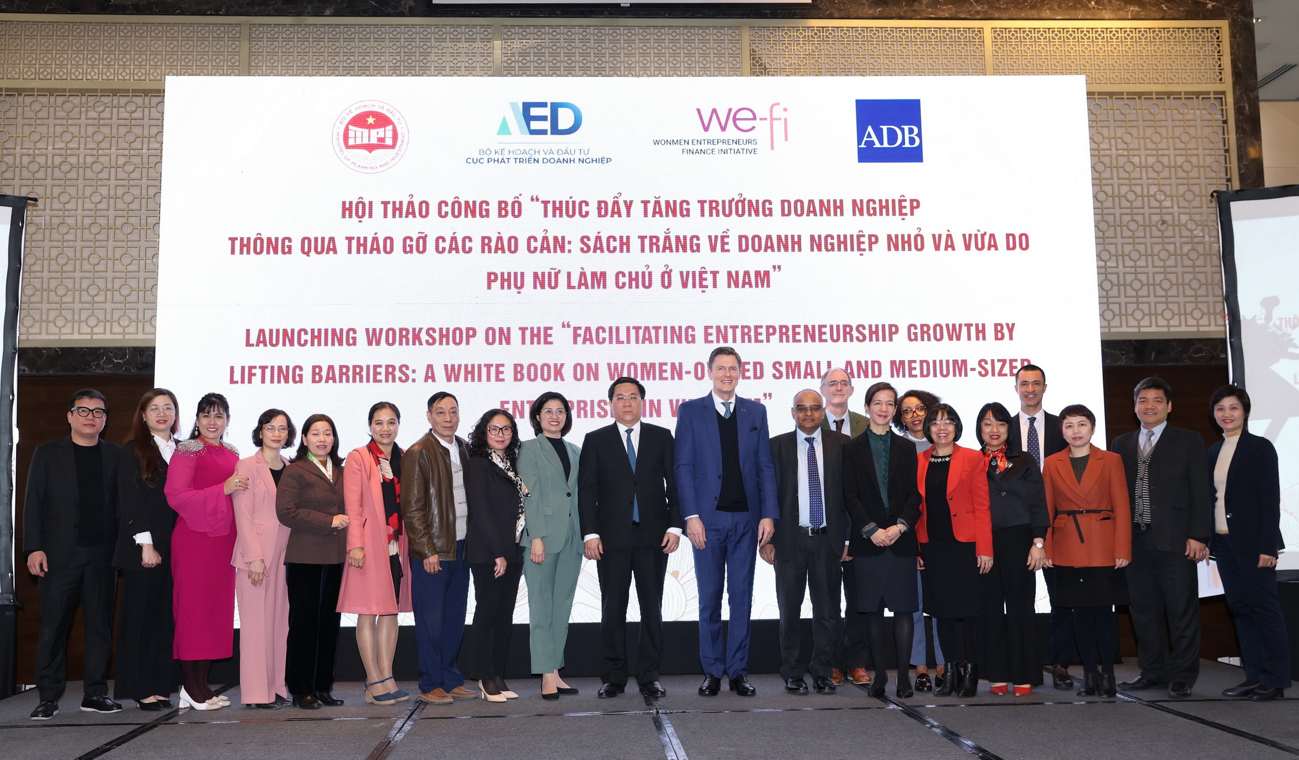 L&atilde;nh đạo cấp cao Bộ KH&ĐT, ADB c&ugrave;ng c&aacute;c đại biểu chụp ảnh lưu niệm; b&agrave; Nguyễn Thị Kim Phượng - đại diện BIDV, đứng thứ 2 từ tr&aacute;i qua