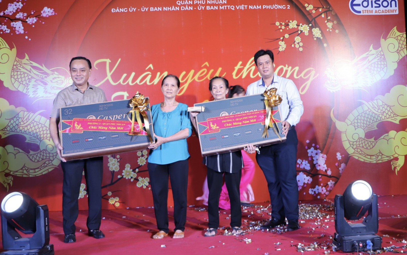 Một phường ở TP HCM tặng tivi cho người dân