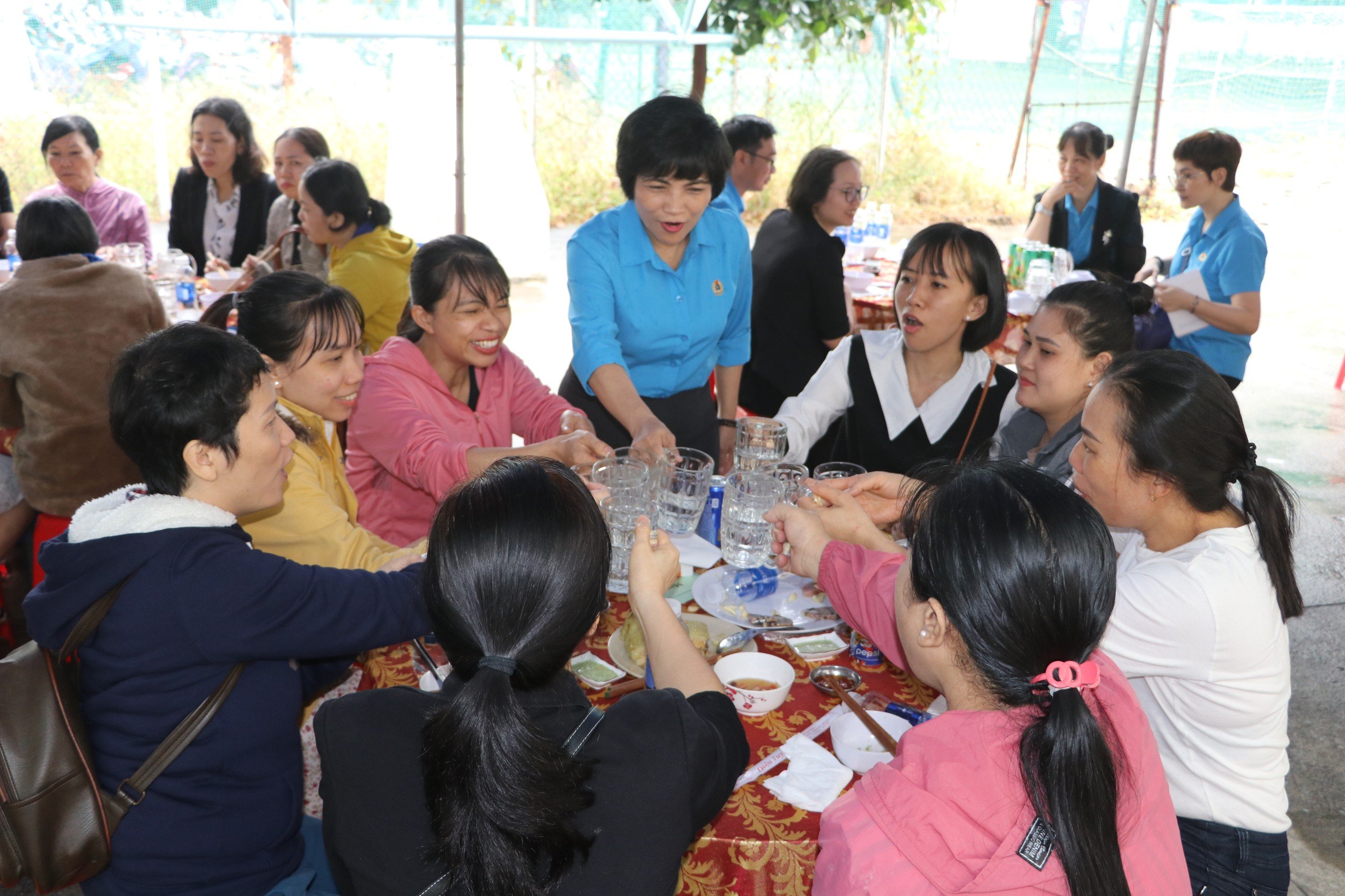 Ấm &aacute;p bữa tiệc tất ni&ecirc;n c&ugrave;ng với đo&agrave;n vi&ecirc;n, người lao động- Ảnh 7.