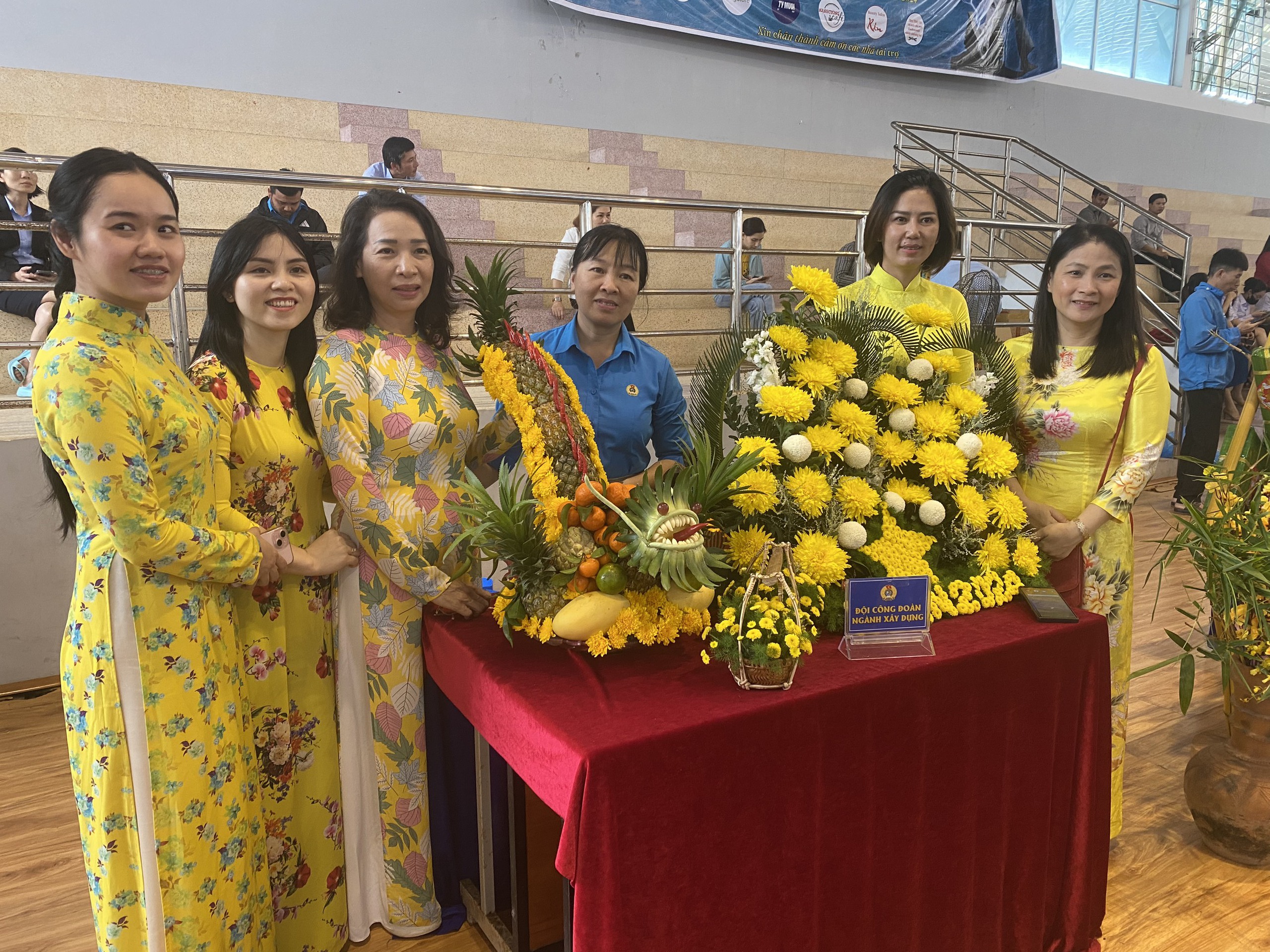 Ấm &aacute;p bữa tiệc tất ni&ecirc;n c&ugrave;ng với đo&agrave;n vi&ecirc;n, người lao động- Ảnh 4.