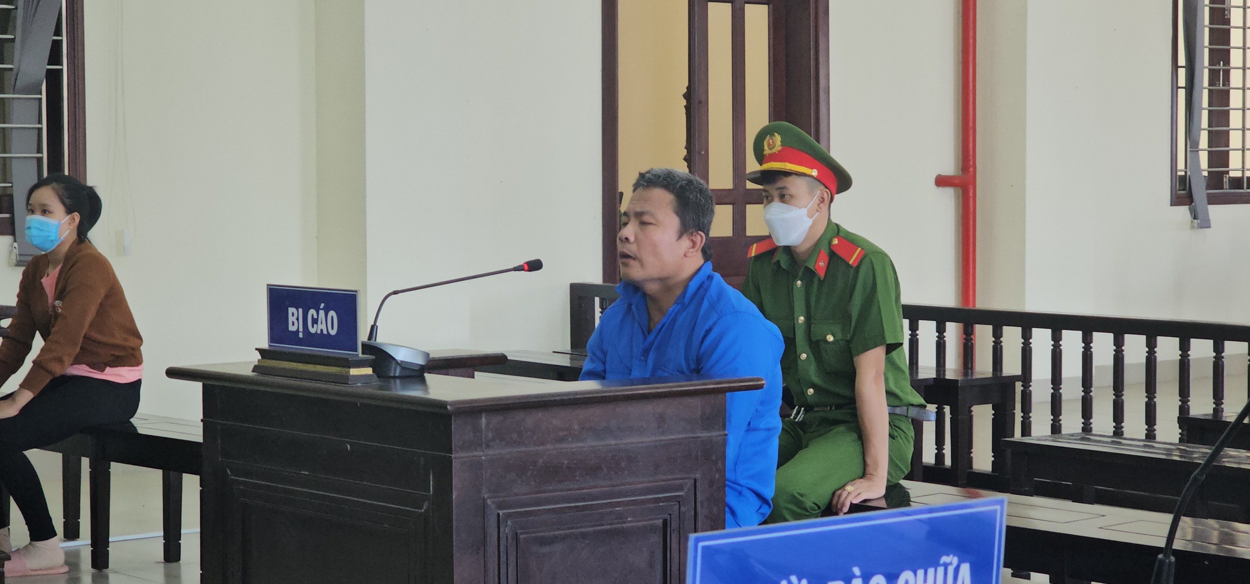 2 mẹ con bị kẻ “ngáo đá” bắt làm con tin, đâm nhiều nhát- Ảnh 1.