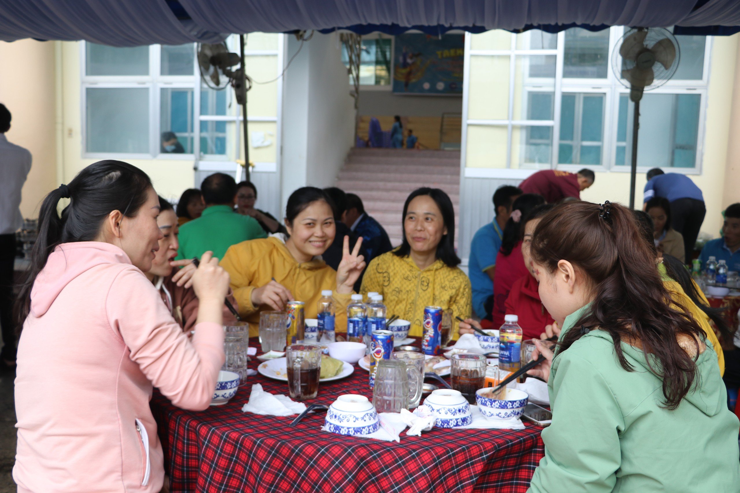 Ấm &aacute;p bữa tiệc tất ni&ecirc;n c&ugrave;ng với đo&agrave;n vi&ecirc;n, người lao động- Ảnh 8.