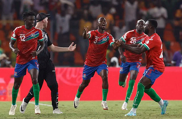 Cựu v&ocirc; địch Algeria bị loại sốc, Cameroon l&aacute;ch qua v&ograve;ng bảng AFCON- Ảnh 3.