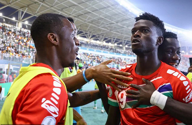 Cựu v&ocirc; địch Algeria bị loại sốc, Cameroon l&aacute;ch qua v&ograve;ng bảng AFCON- Ảnh 4.