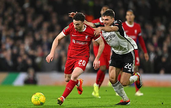 Ngược d&ograve;ng bất th&agrave;nh, Fulham trao v&eacute; chung kết League Cup cho Liverpool- Ảnh 4.