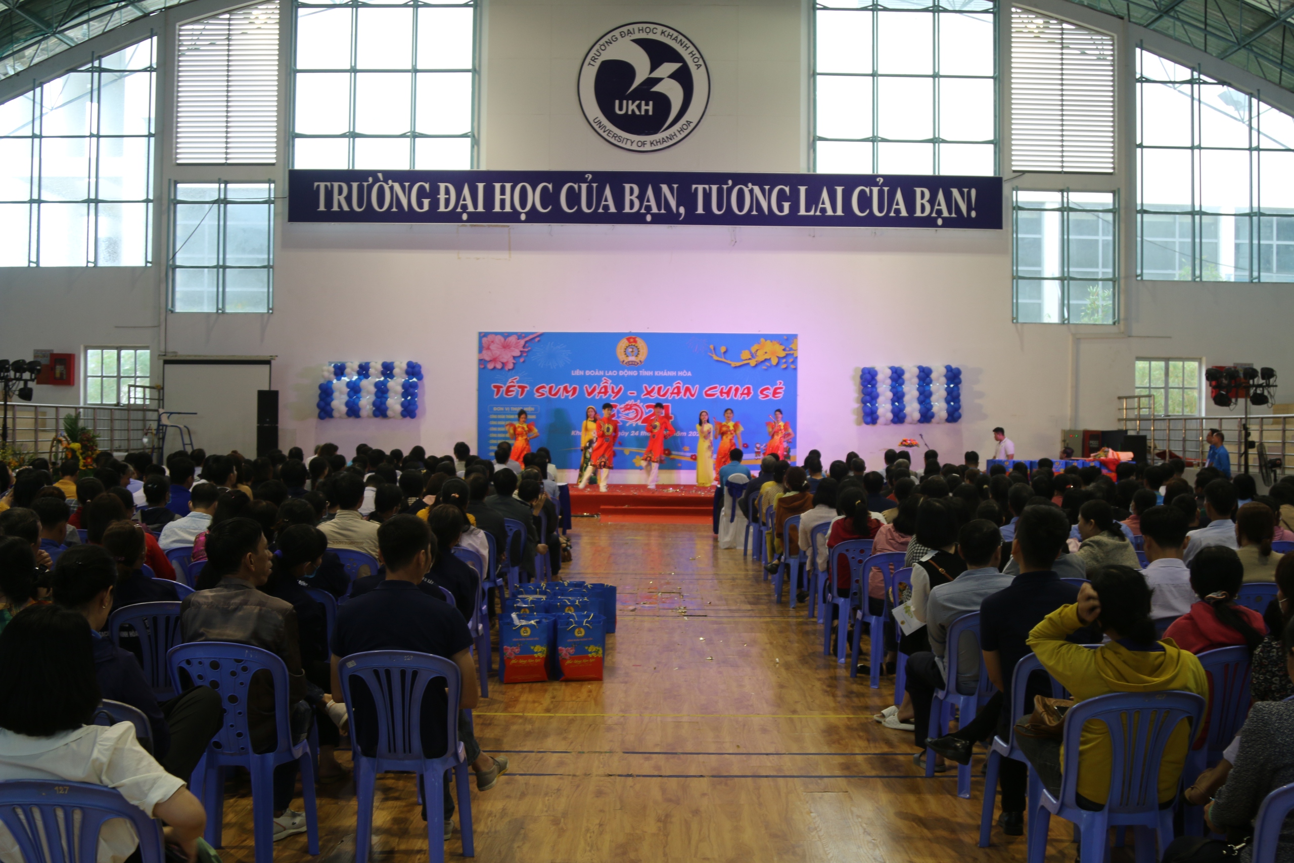 Ấm &aacute;p bữa tiệc tất ni&ecirc;n c&ugrave;ng với đo&agrave;n vi&ecirc;n, người lao động- Ảnh 6.