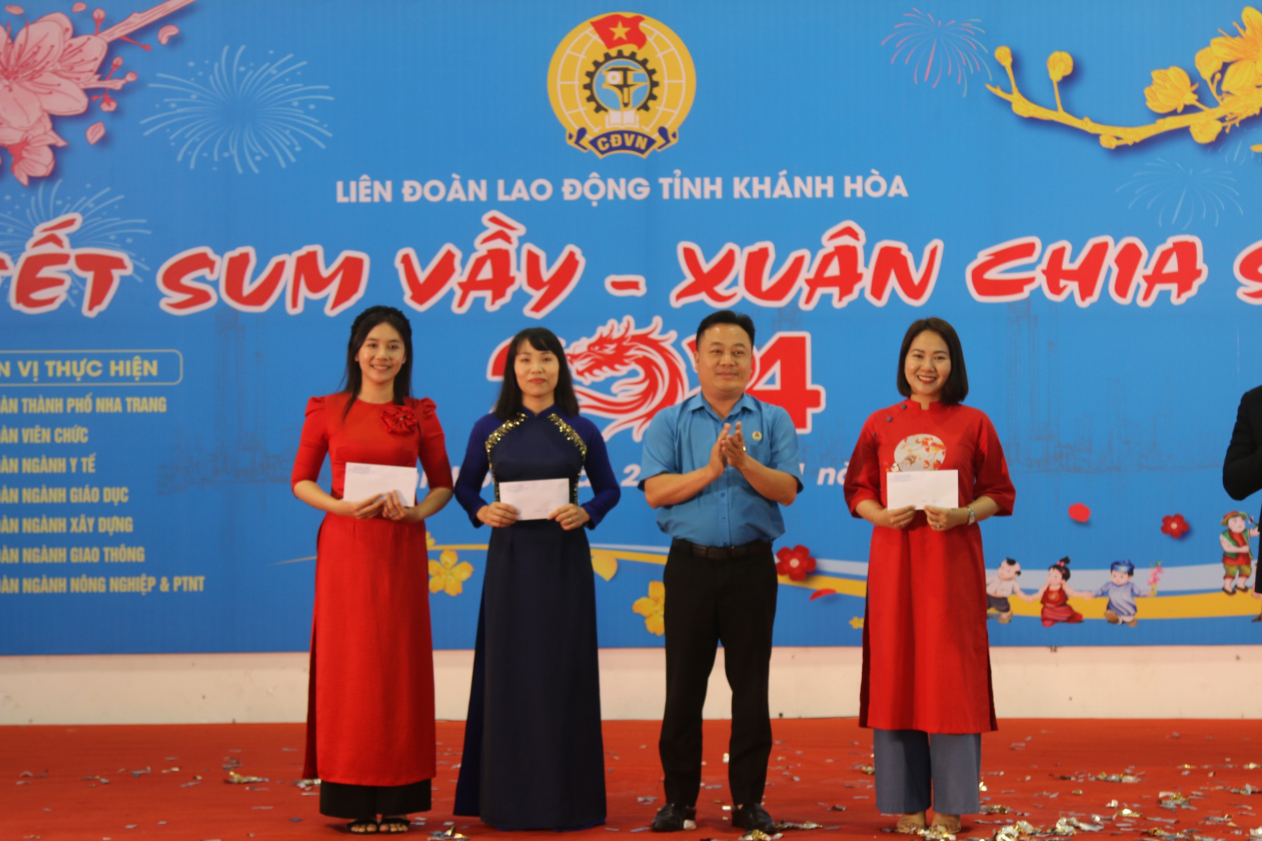 Ấm &aacute;p bữa tiệc tất ni&ecirc;n c&ugrave;ng với đo&agrave;n vi&ecirc;n, người lao động- Ảnh 3.