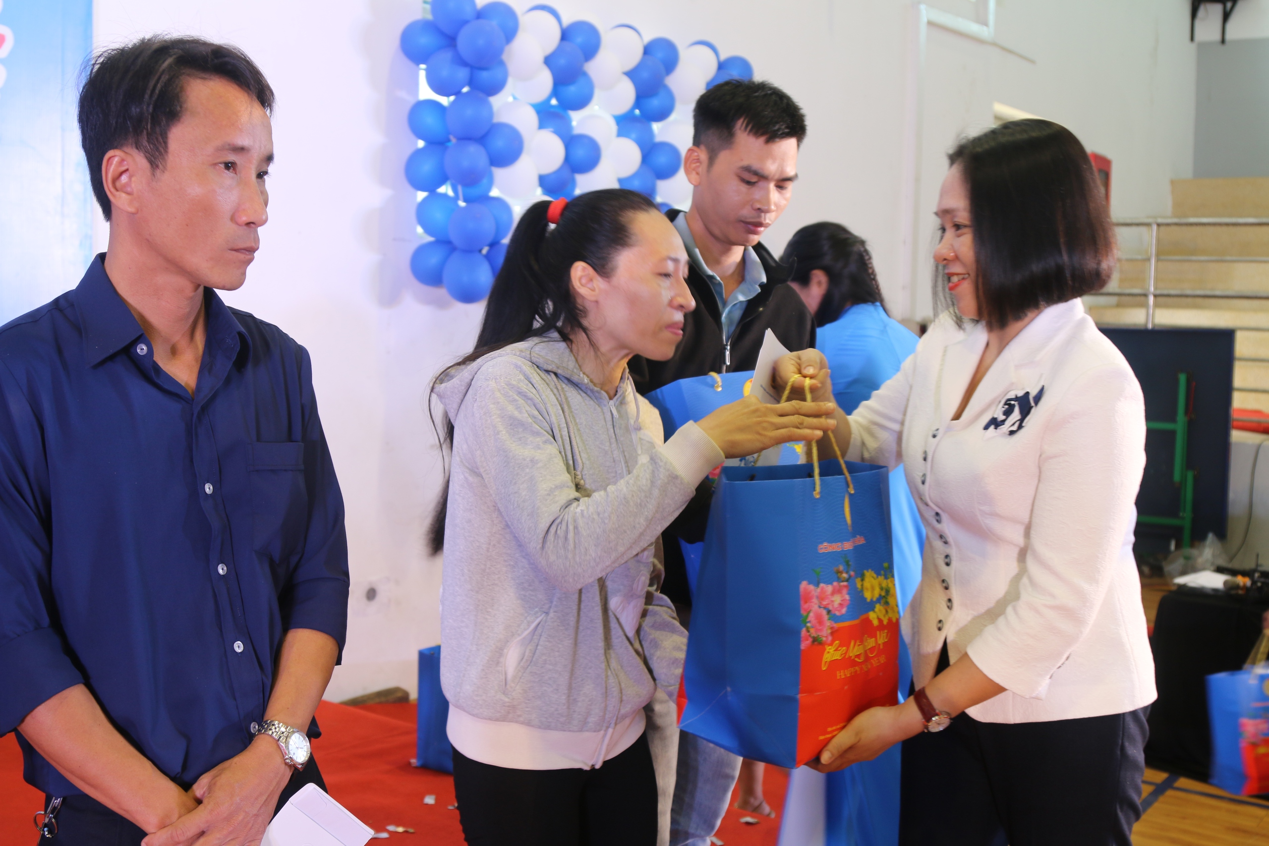 Ấm &aacute;p bữa tiệc tất ni&ecirc;n c&ugrave;ng với đo&agrave;n vi&ecirc;n, người lao động- Ảnh 1.
