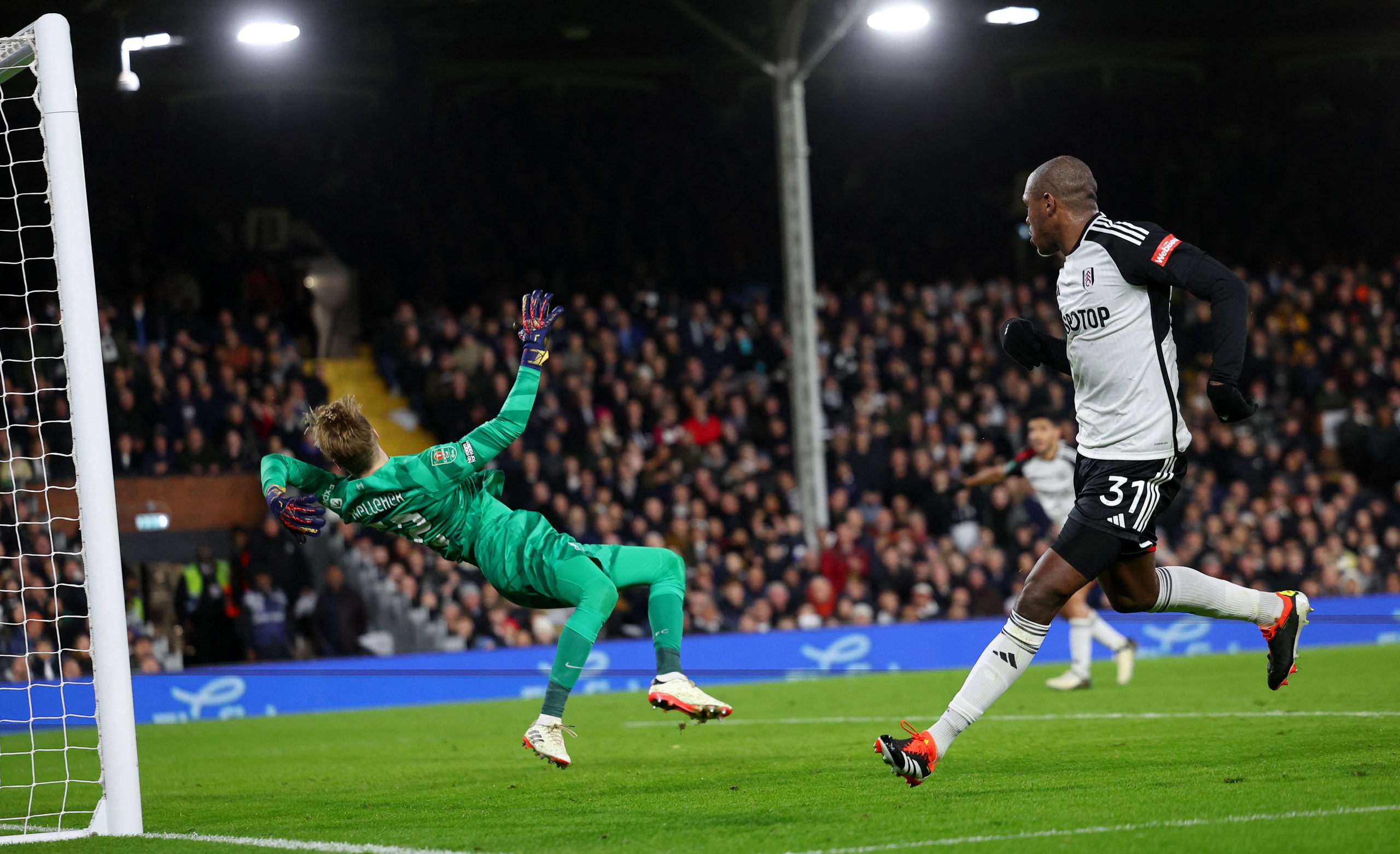 Ngược d&ograve;ng bất th&agrave;nh, Fulham trao v&eacute; chung kết League Cup cho Liverpool- Ảnh 5.