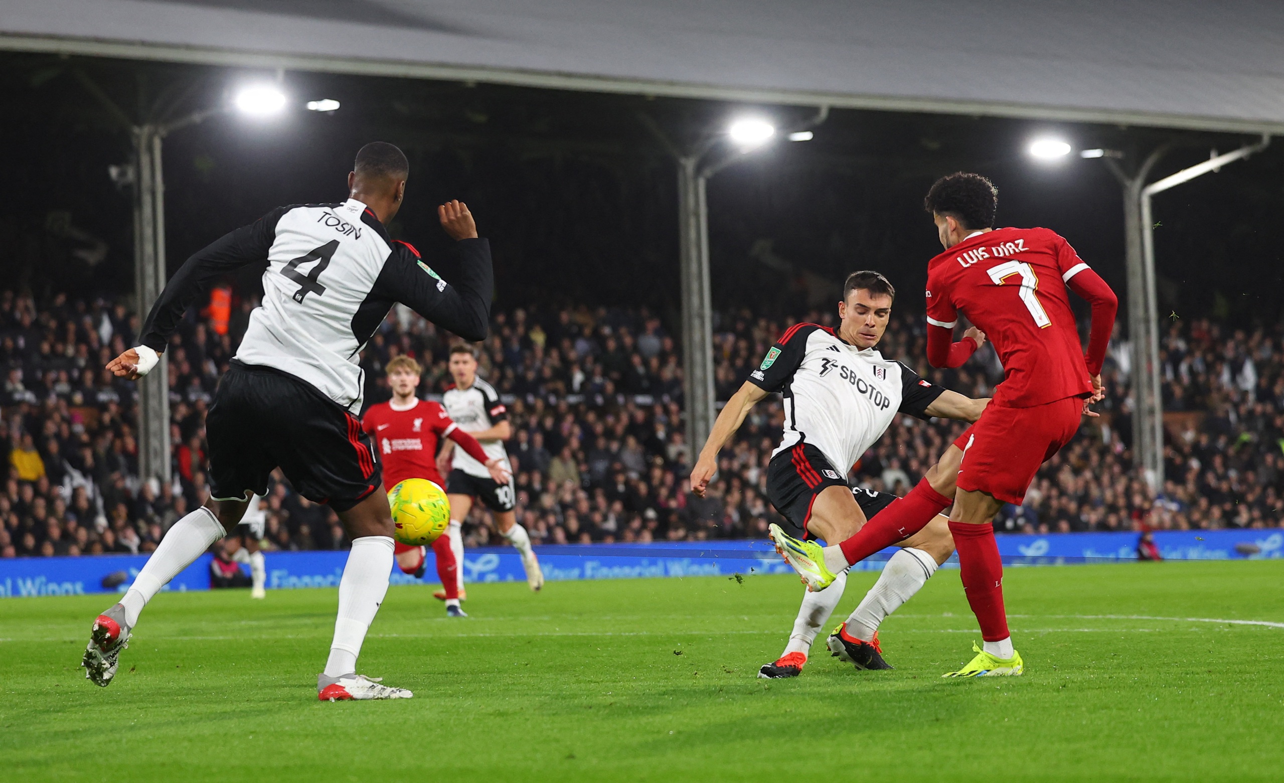 Ngược d&ograve;ng bất th&agrave;nh, Fulham trao v&eacute; chung kết League Cup cho Liverpool- Ảnh 2.