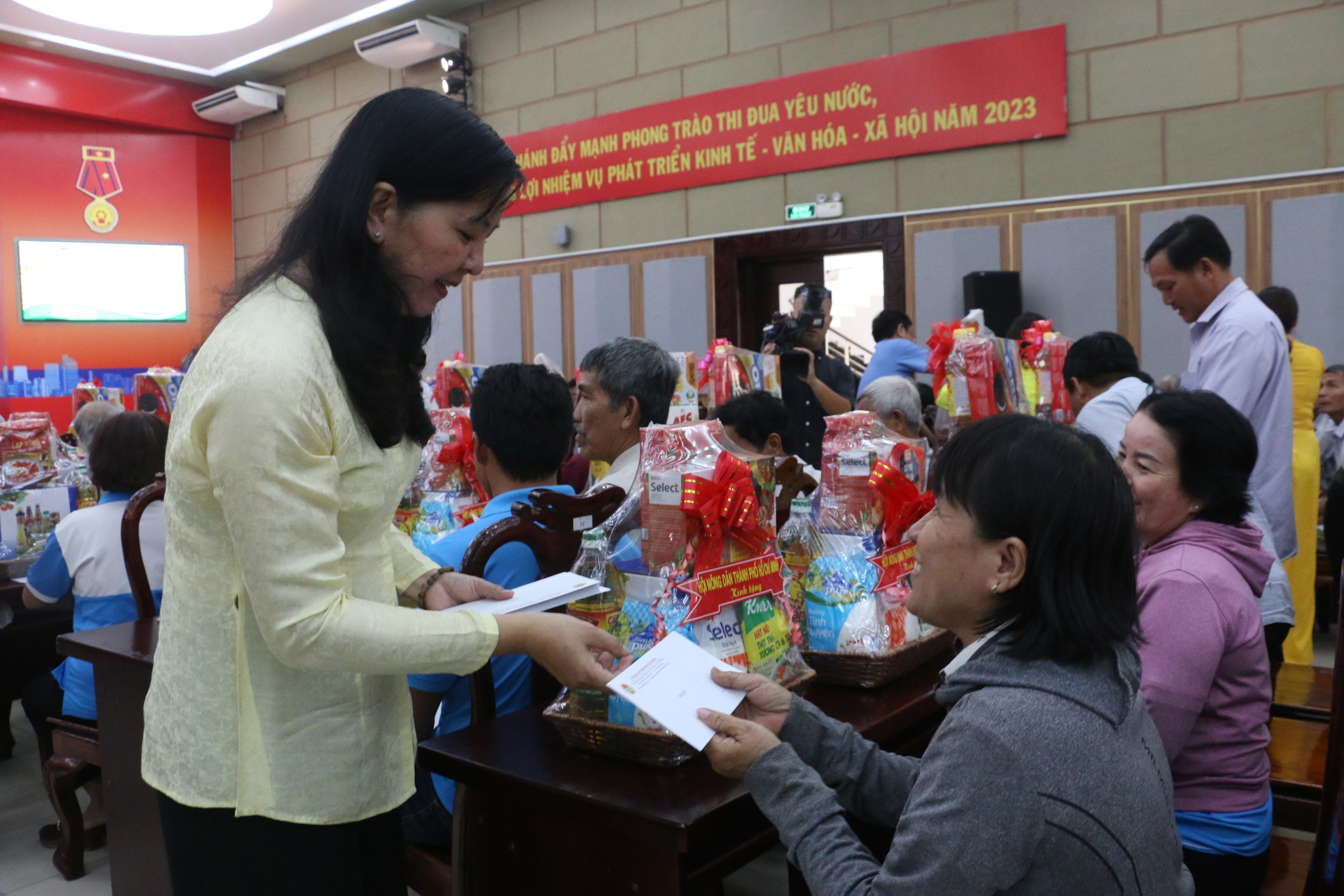 Nông dân ở TP HCM được chăm lo Tết- Ảnh 1.