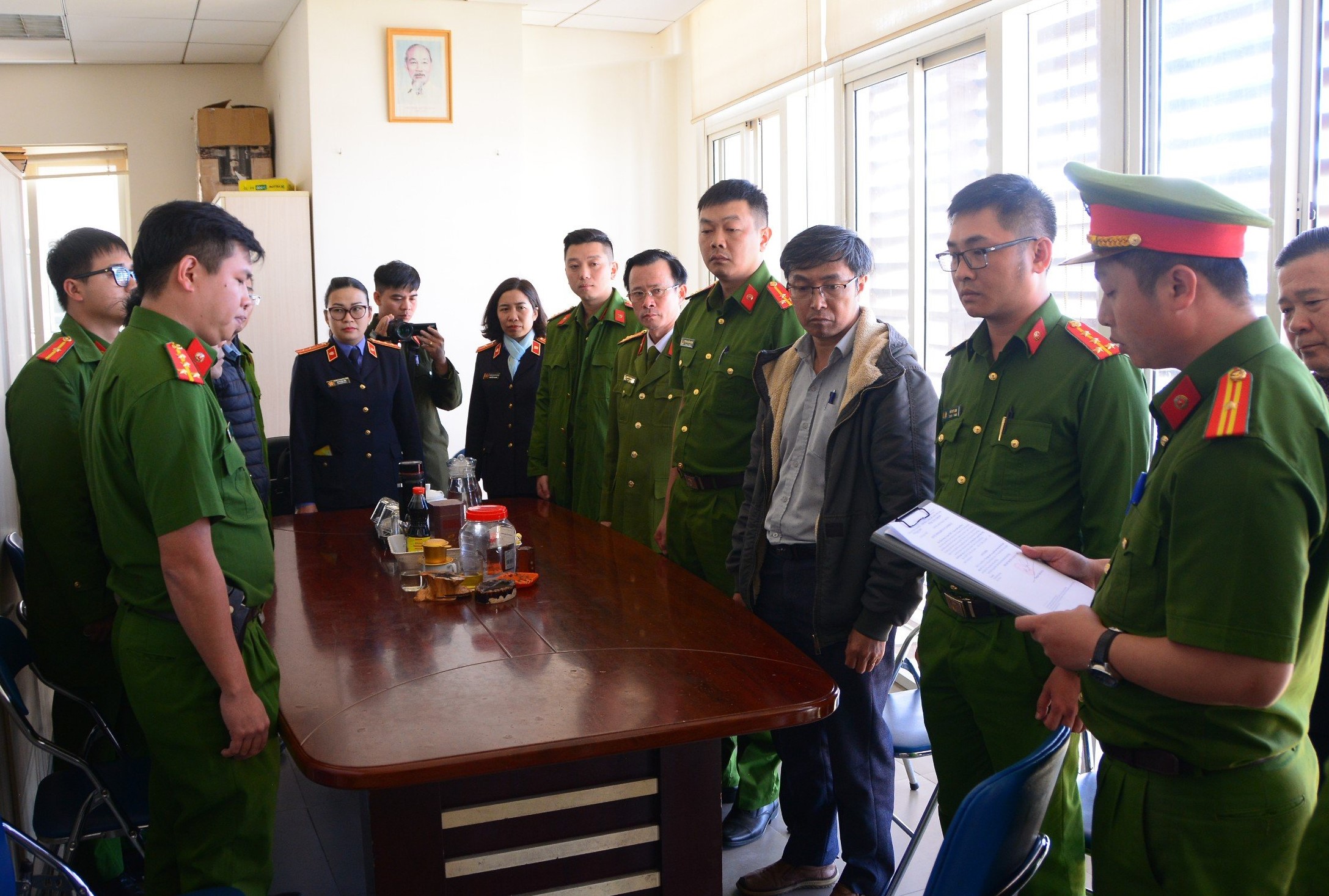 Công an bắt 3 cán bộ Sở Công thương Lâm Đồng- Ảnh 1.