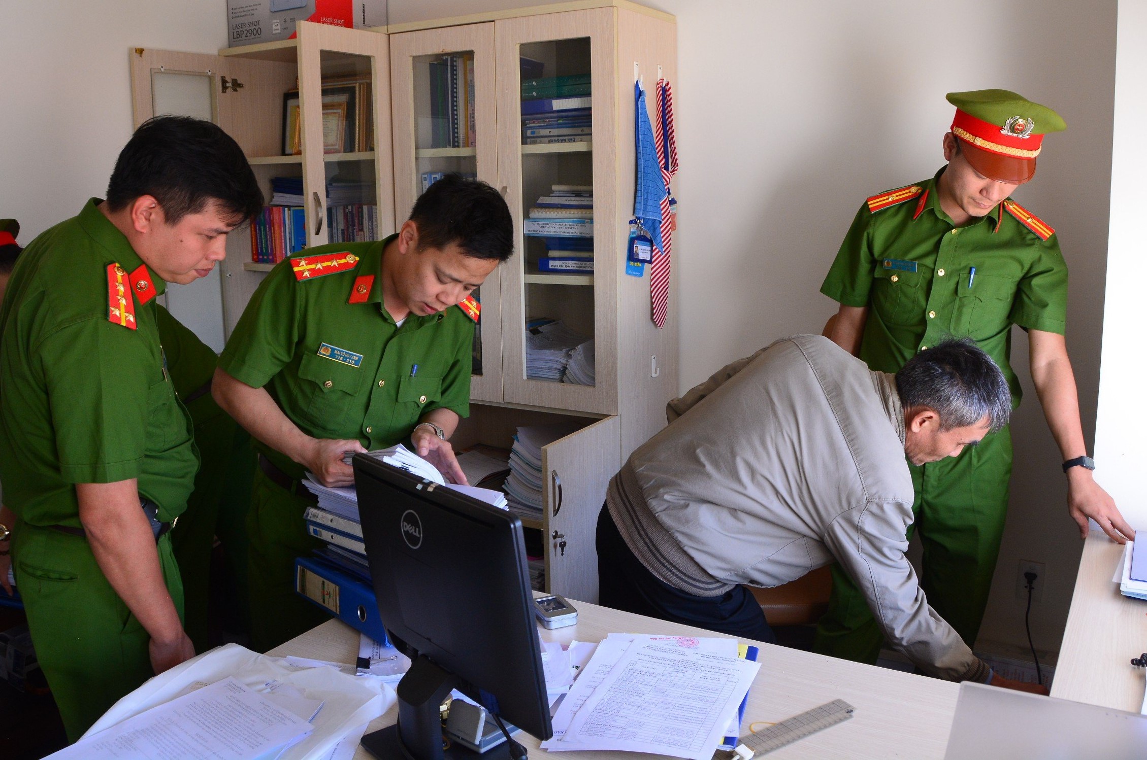 Công an bắt 3 cán bộ Sở Công thương Lâm Đồng- Ảnh 2.