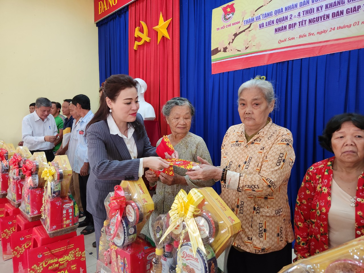 VWS tặng qu&agrave; Tết cho người d&acirc;n x&atilde; Quới Sơn- Ảnh 1.