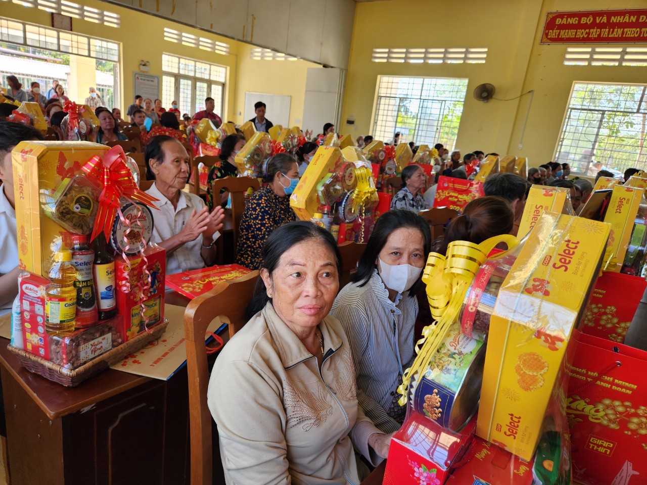 VWS tặng qu&agrave; Tết cho người d&acirc;n x&atilde; Quới Sơn- Ảnh 2.