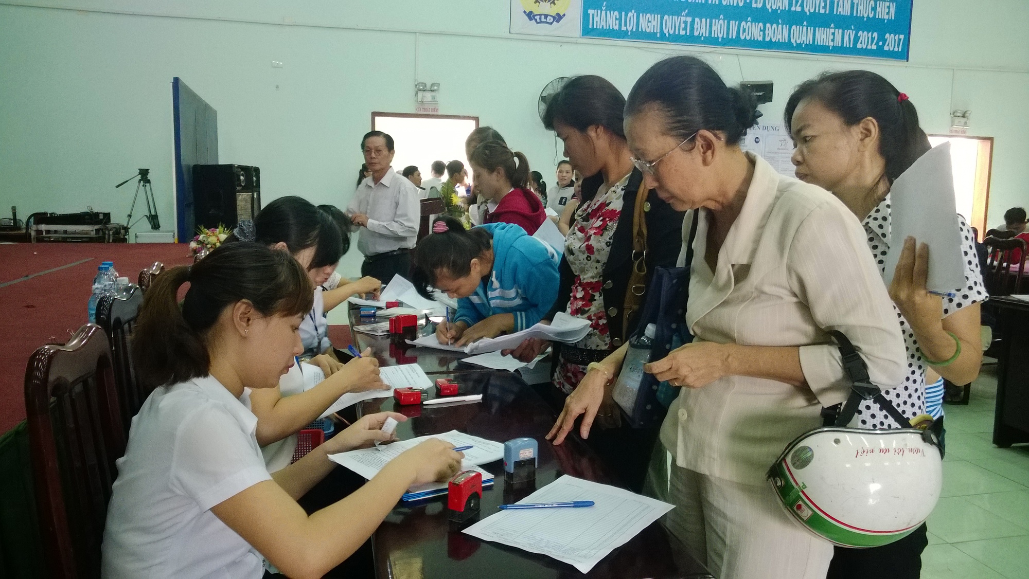 Người lao động chủ động nghỉ việc để hưởng 3 th&aacute;ng trợ cấp thất nghiệp: Lợi hay hại?- Ảnh 1.