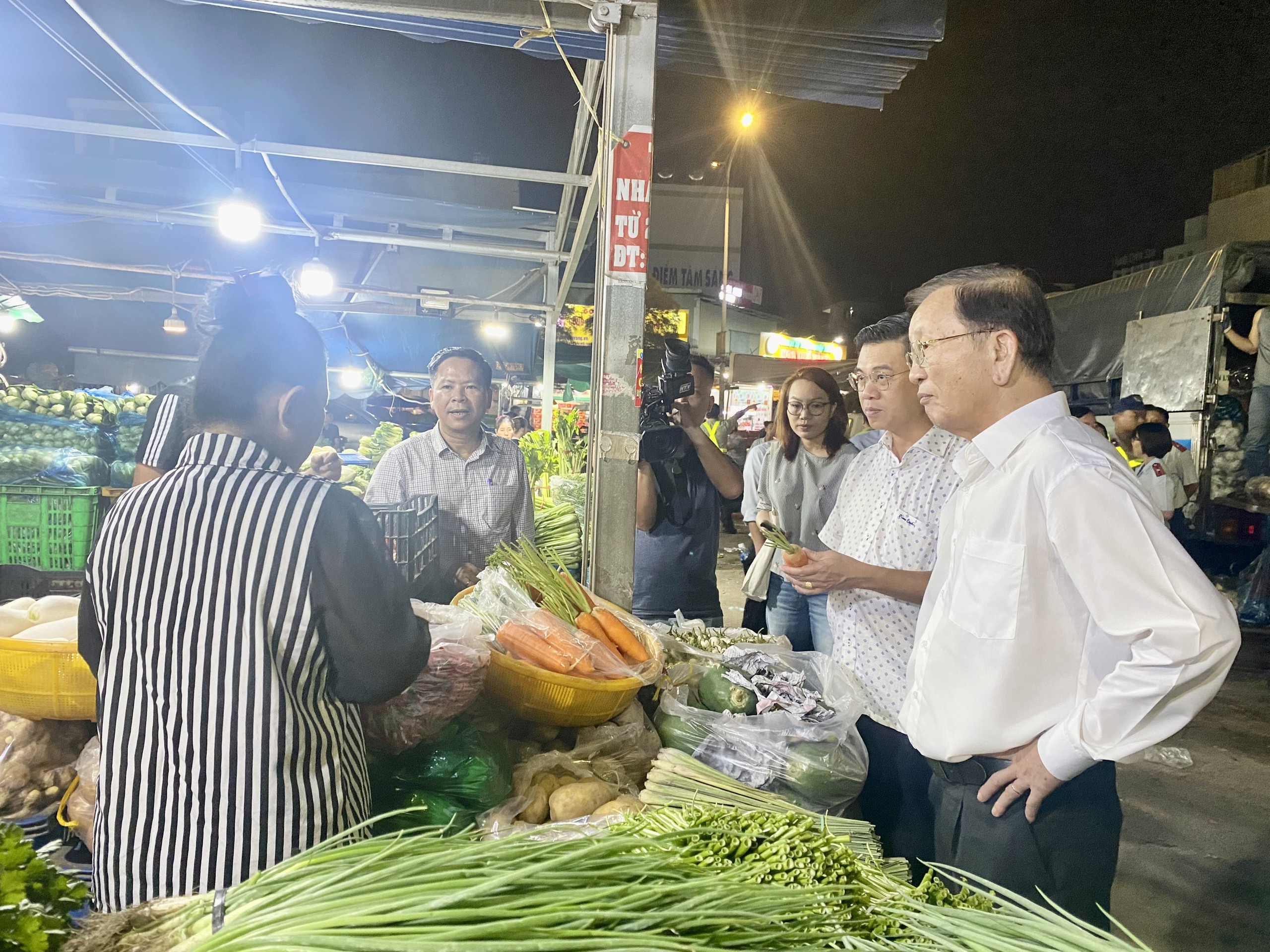 Phó Chủ tịch UBND TP HCM "vi hành" chợ đầu mối lúc đêm khuya- Ảnh 5.