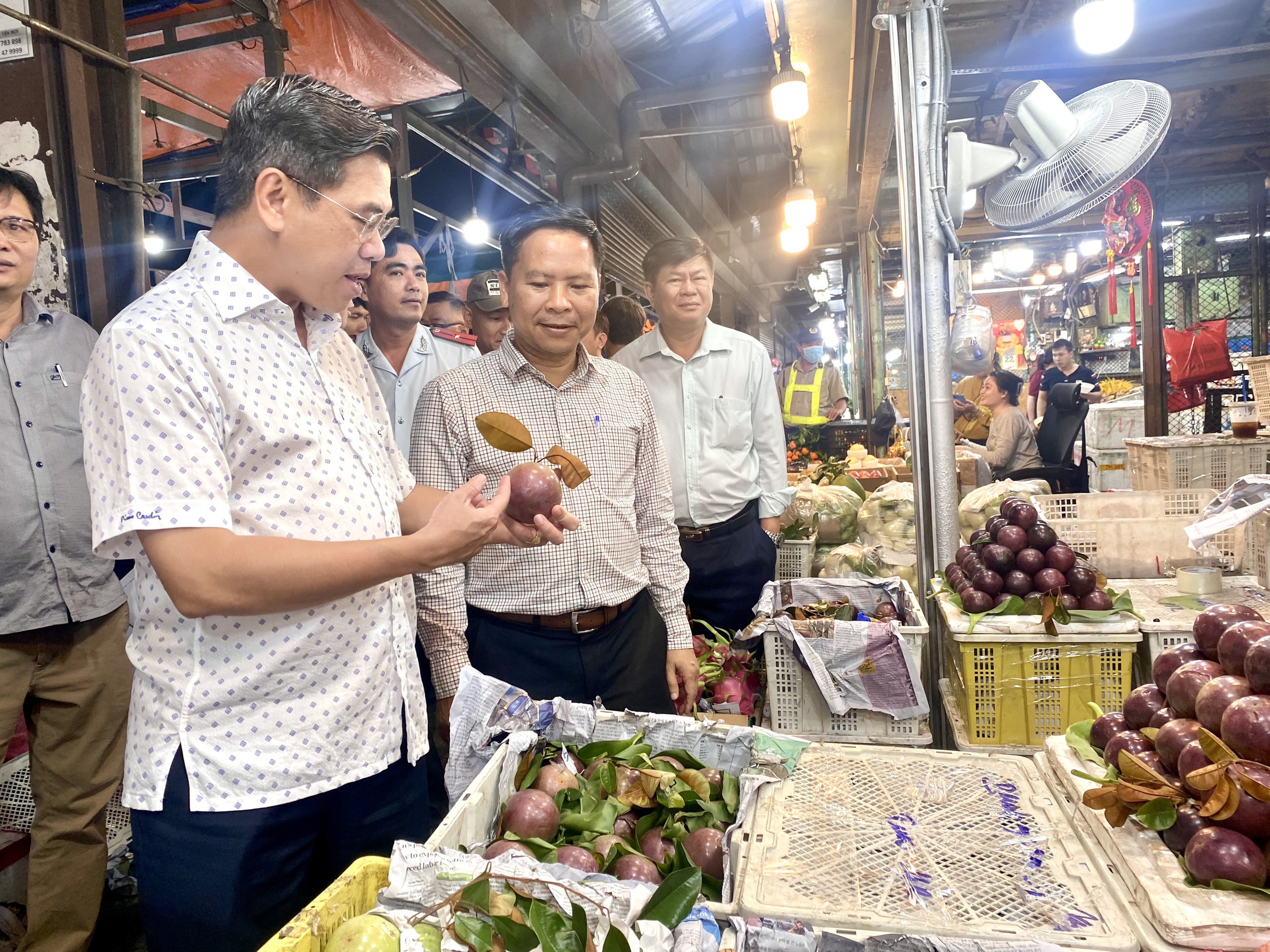 Phó Chủ tịch UBND TP HCM "vi hành" chợ đầu mối lúc đêm khuya- Ảnh 3.