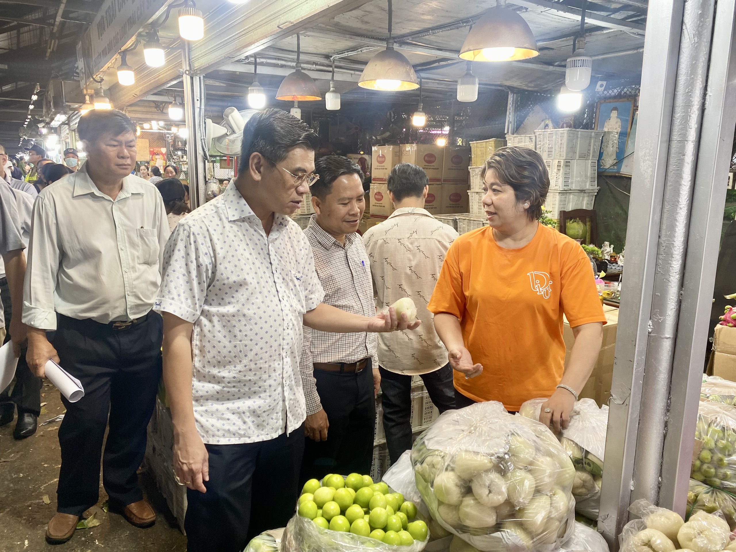 Phó Chủ tịch UBND TP HCM "vi hành" chợ đầu mối lúc đêm khuya- Ảnh 4.