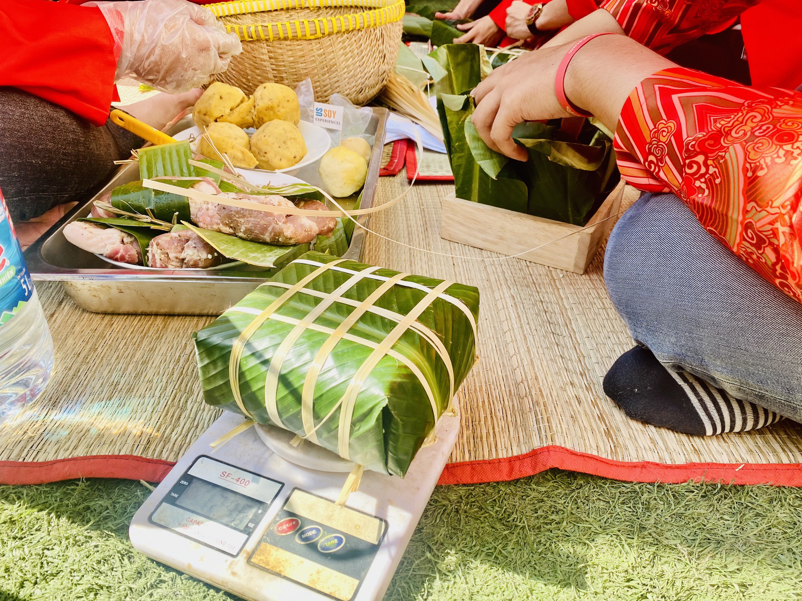 Xúng xính áo bà ba, áo dài gói bánh chưng- Ảnh 9.