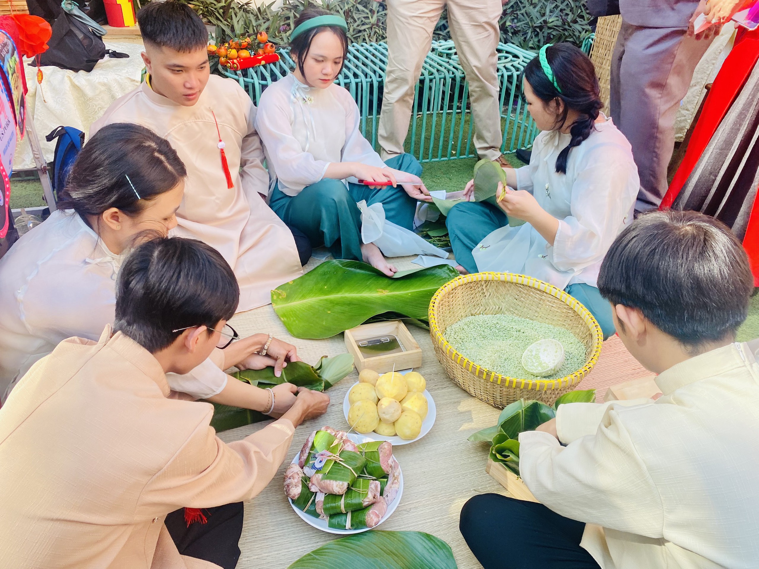Xúng xính áo bà ba, áo dài gói bánh chưng- Ảnh 3.