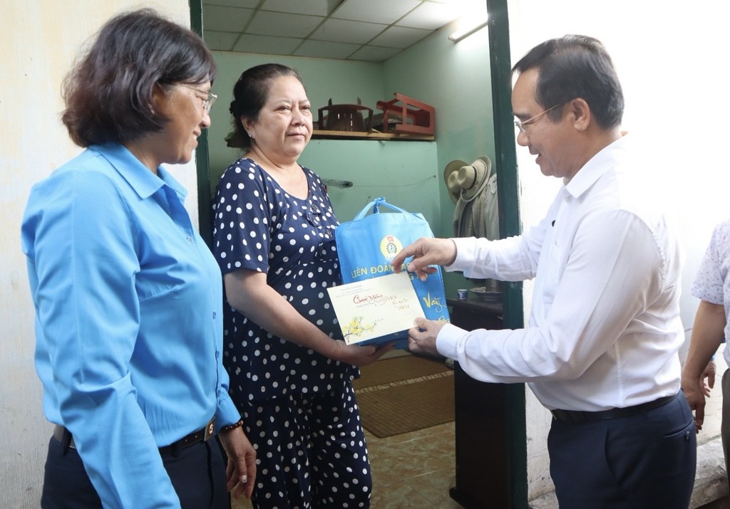 Nhiều người x&uacute;c động khi nhận qu&agrave; Tết từ B&iacute; thư Tỉnh ủy Long An- Ảnh 2.