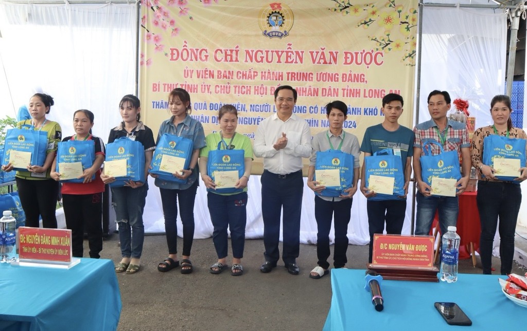 Nhiều người x&uacute;c động khi nhận qu&agrave; Tết từ B&iacute; thư Tỉnh ủy Long An- Ảnh 3.