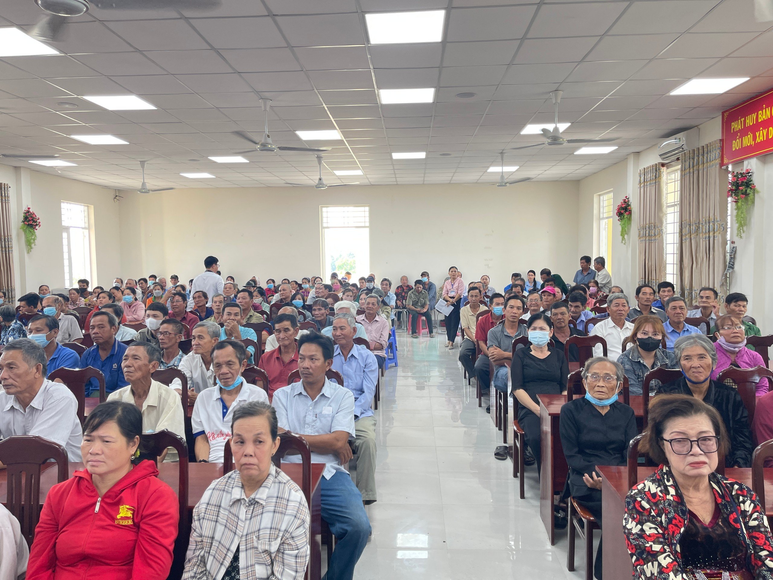 Nhiều người x&uacute;c động khi nhận qu&agrave; Tết từ B&iacute; thư Tỉnh ủy Long An- Ảnh 1.