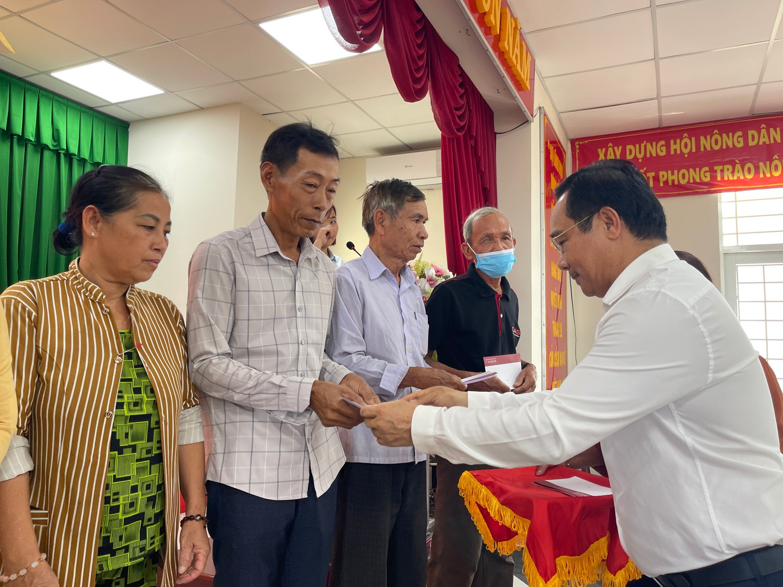 Nhiều người x&uacute;c động khi nhận qu&agrave; Tết từ B&iacute; thư Tỉnh ủy Long An- Ảnh 5.