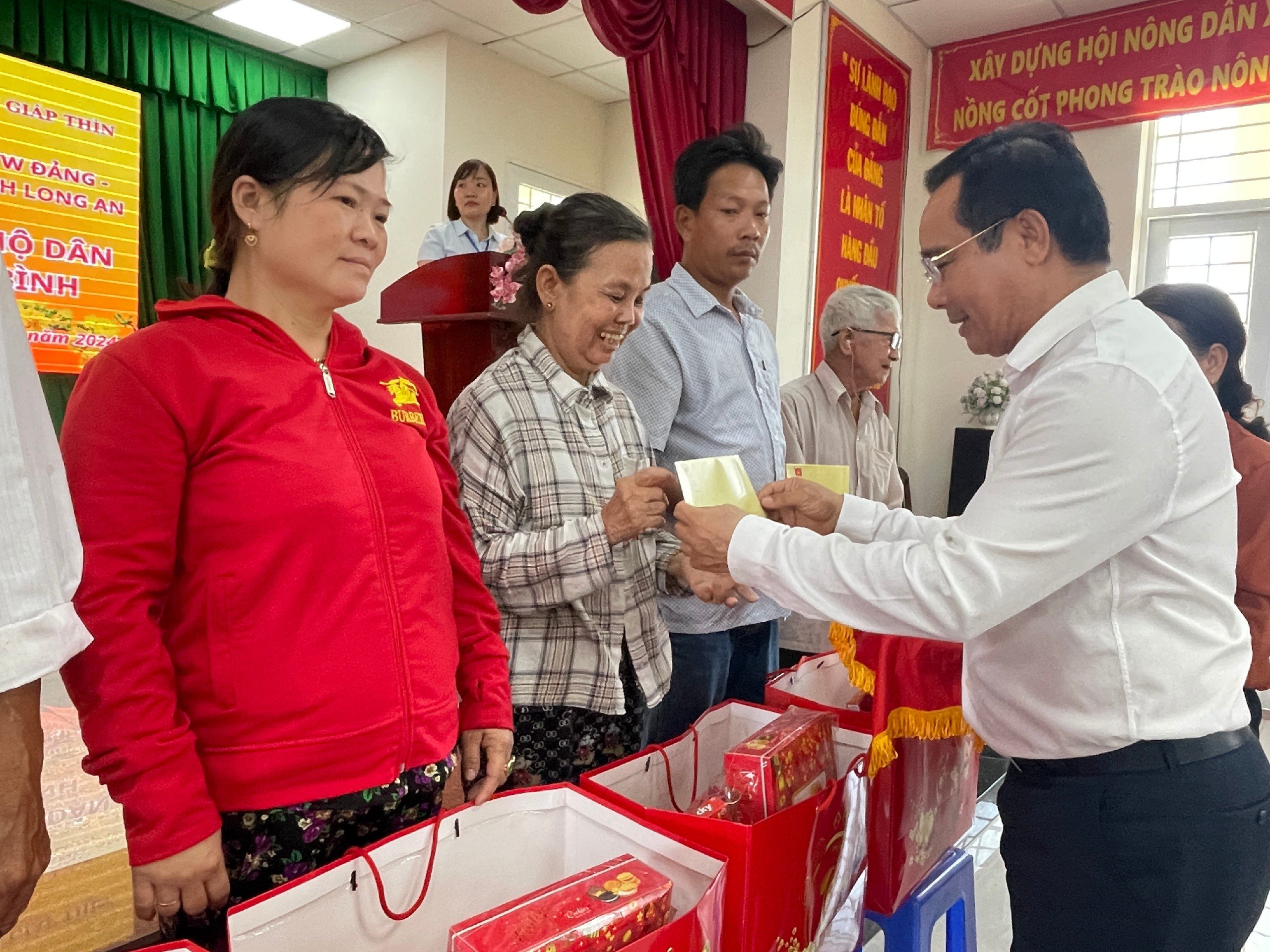 Nhiều người x&uacute;c động khi nhận qu&agrave; Tết từ B&iacute; thư Tỉnh ủy Long An- Ảnh 7.