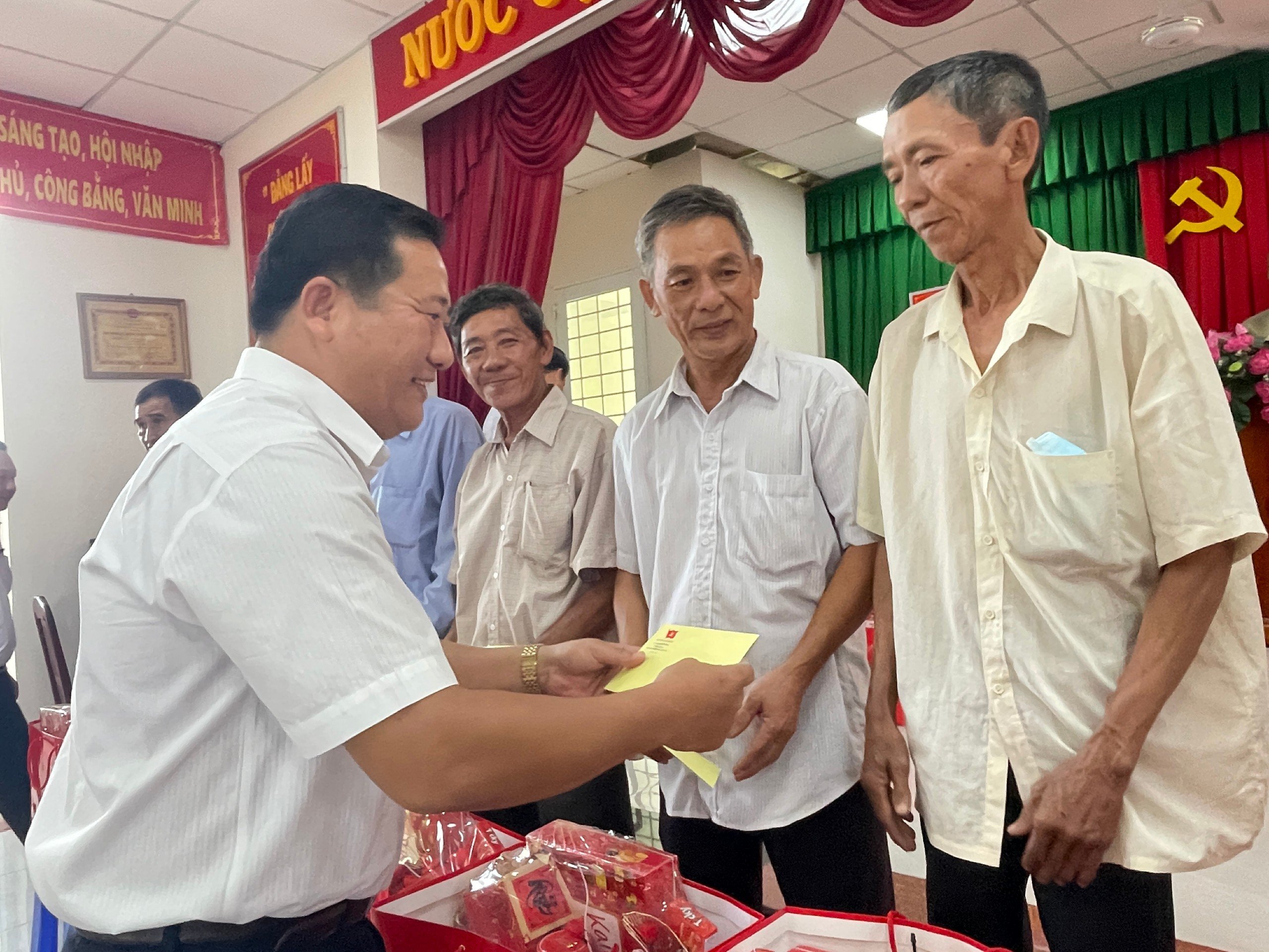 Nhiều người x&uacute;c động khi nhận qu&agrave; Tết từ B&iacute; thư Tỉnh ủy Long An- Ảnh 6.