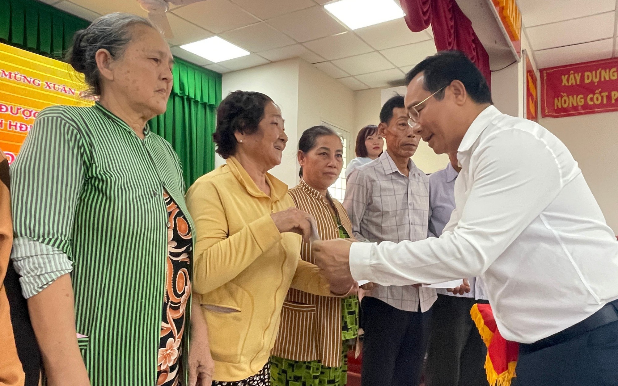 Nhiều người xúc động khi nhận quà Tết từ Bí thư Tỉnh ủy Long An