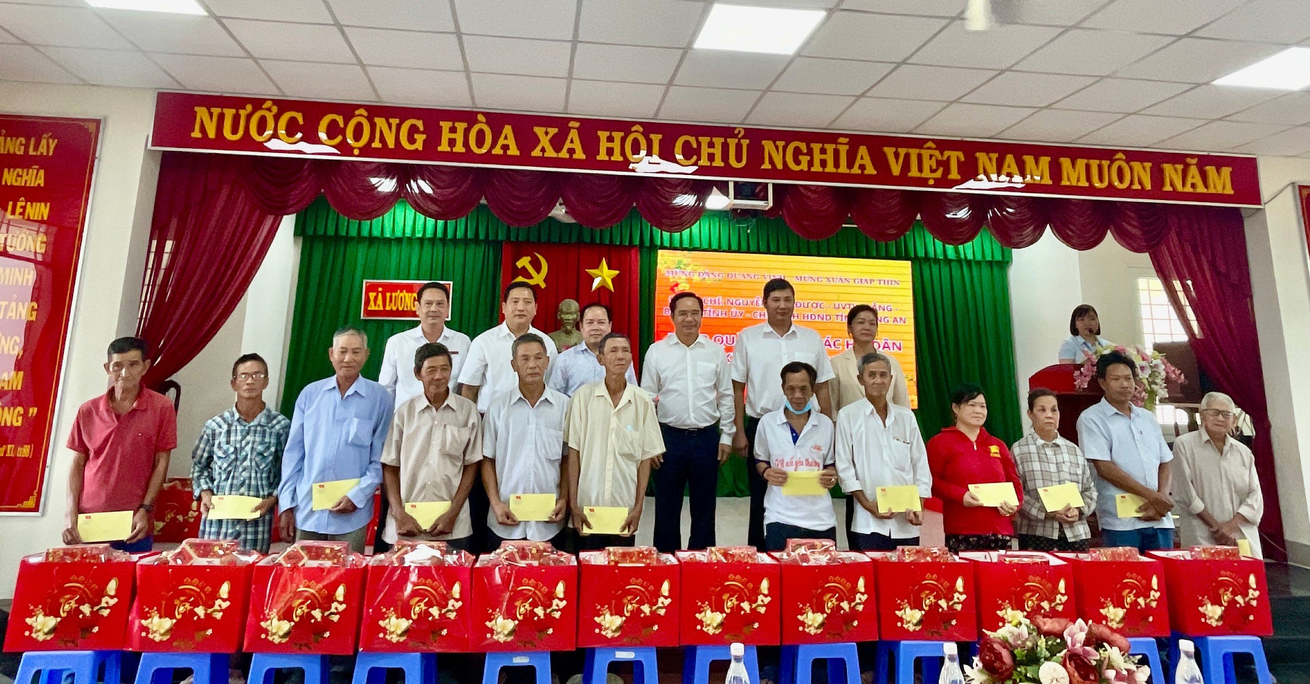 Nhiều người x&uacute;c động khi nhận qu&agrave; Tết từ B&iacute; thư Tỉnh ủy Long An- Ảnh 9.