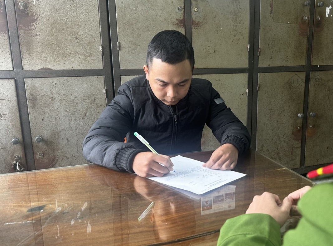 Đ&atilde; l&agrave;m r&otilde; băng nh&oacute;m g&acirc;y ra h&agrave;ng loạt vụ đập k&iacute;nh &ocirc; t&ocirc; ở TP Đồng Hới- Ảnh 1.